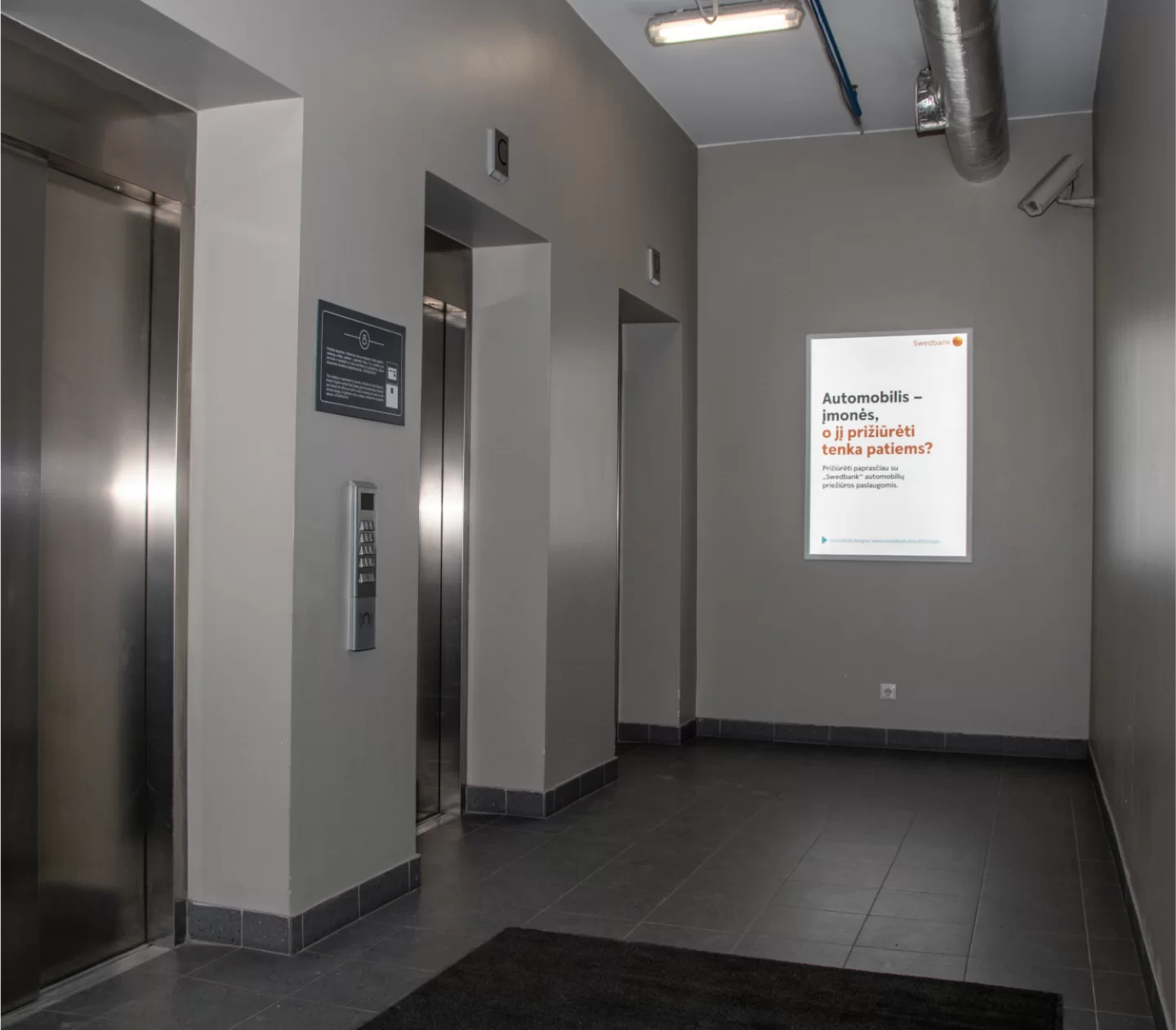 Reklaminis stendas 3 Burės Didžiosios verslo centro automobilių stovėjimo aikštelėje