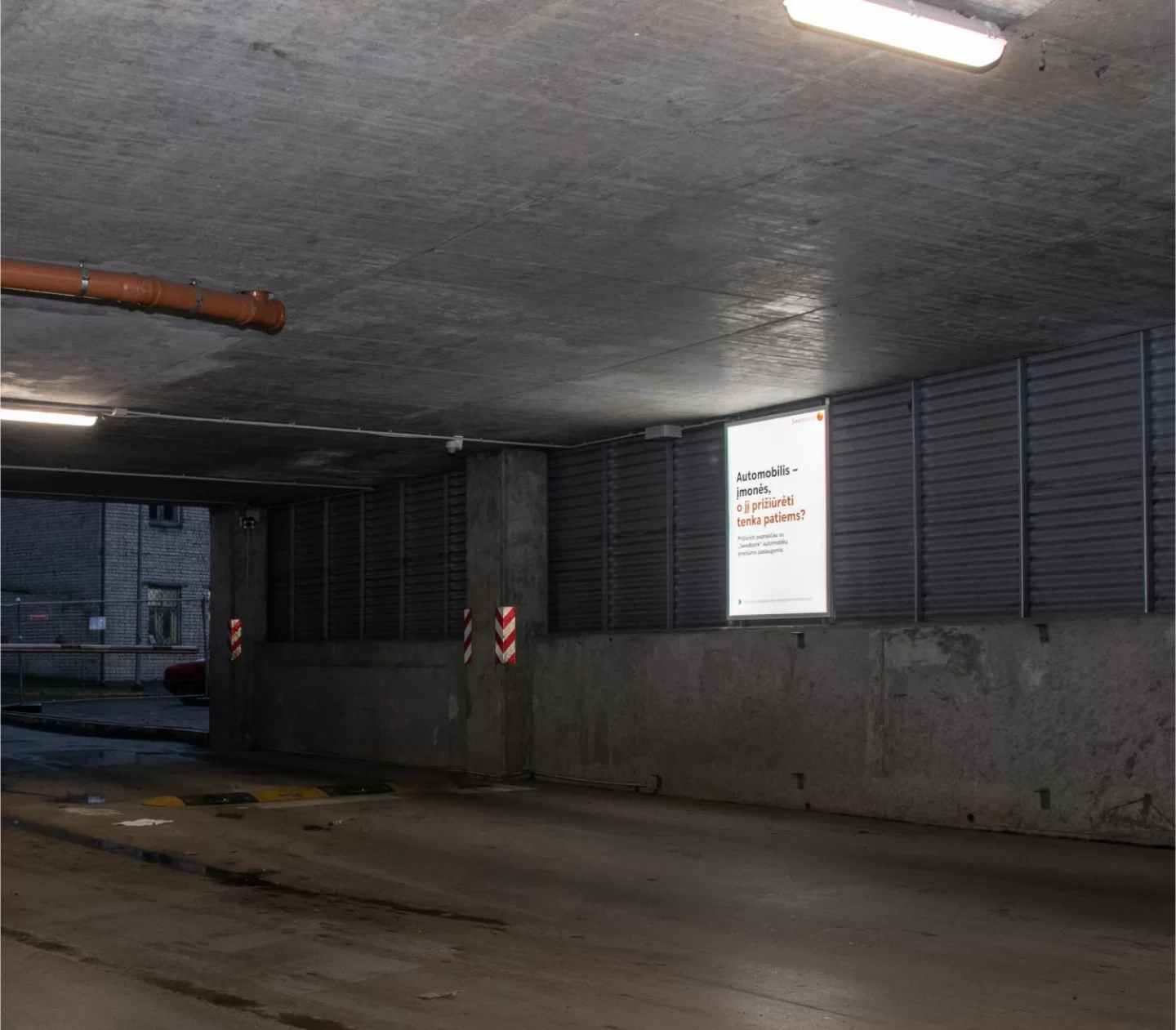 Reklaminis stendas Eika verslo centro korpuso B automobilių stovėjimo aikštelėje