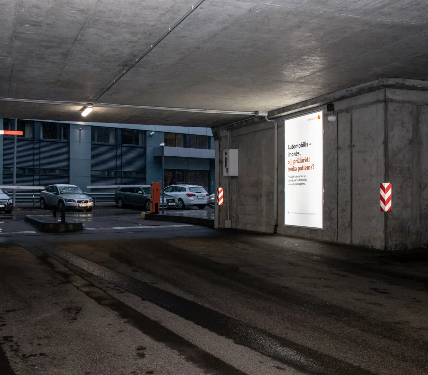 Reklaminis stendas Eika verslo centro korpuso A automobilių stovėjimo aikštelėje