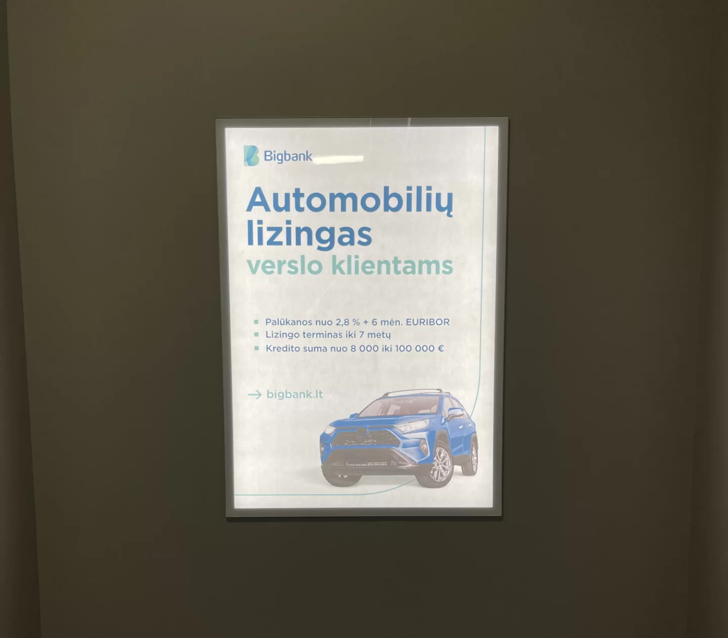 Reklaminis stendas 3 Burės Didžiosios verslo centro automobilių stovėjimo aikštelėje