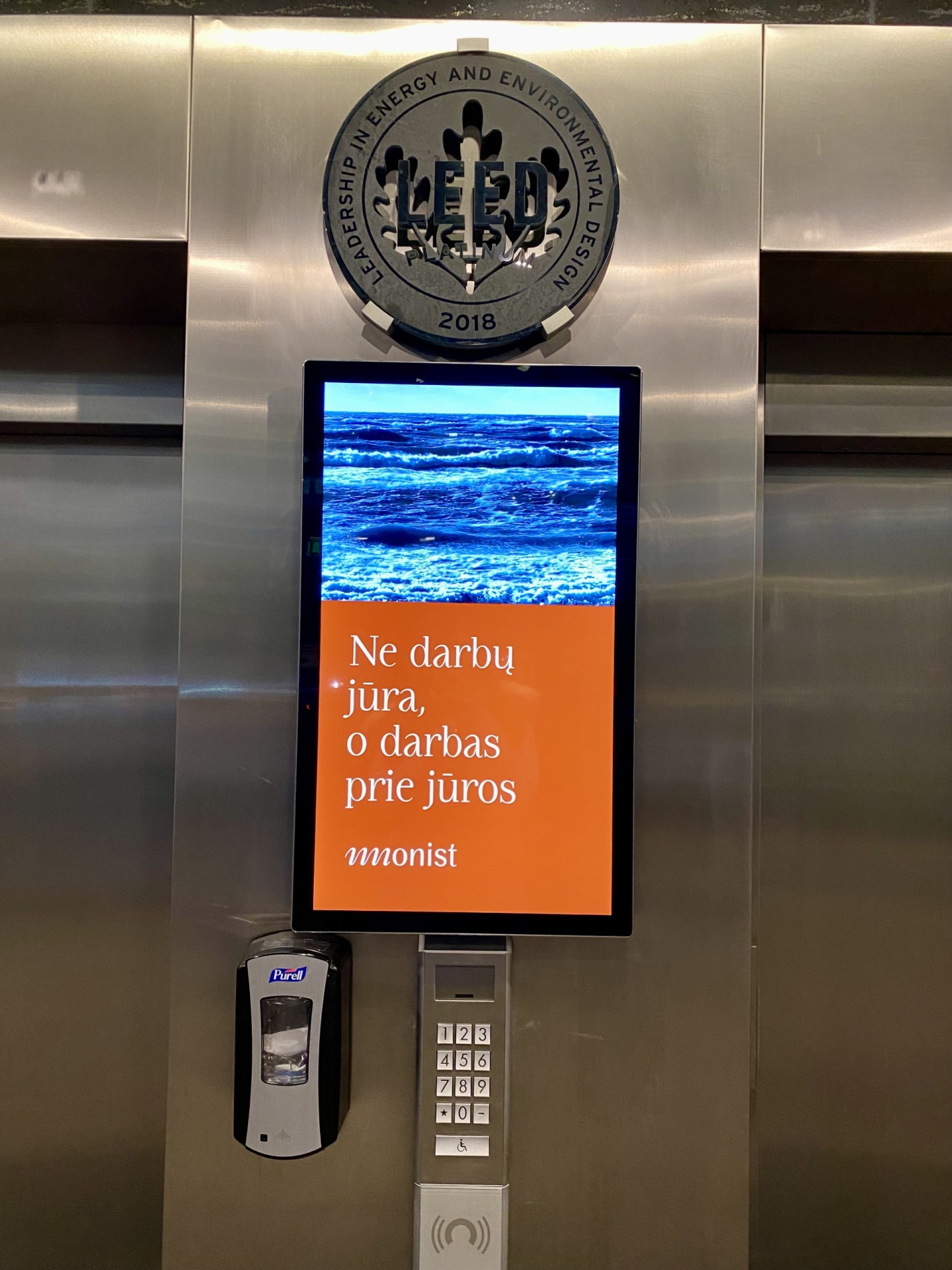 Reklaminiai ekranai 3 burės verslo centre