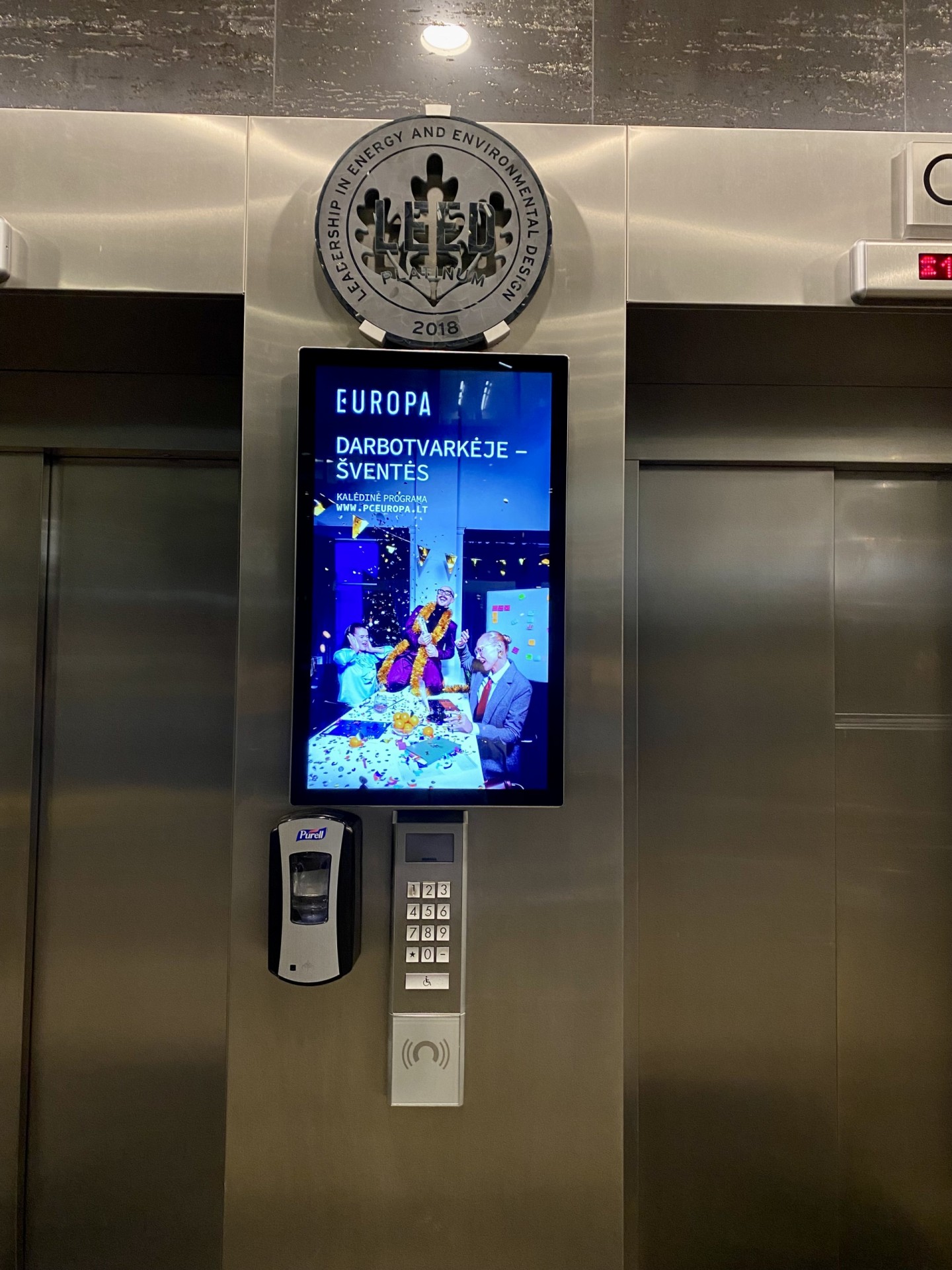 Reklaminiai ekranai 3 burės verslo centre