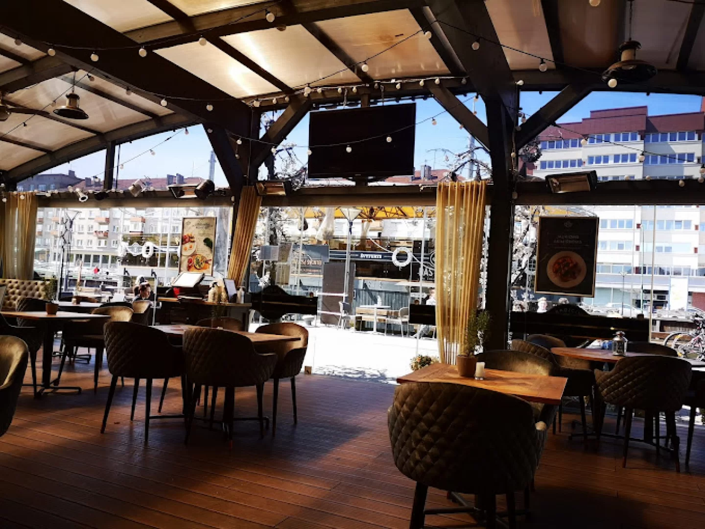 Katpėdėlė Mėmelis reklaminiai ekranai