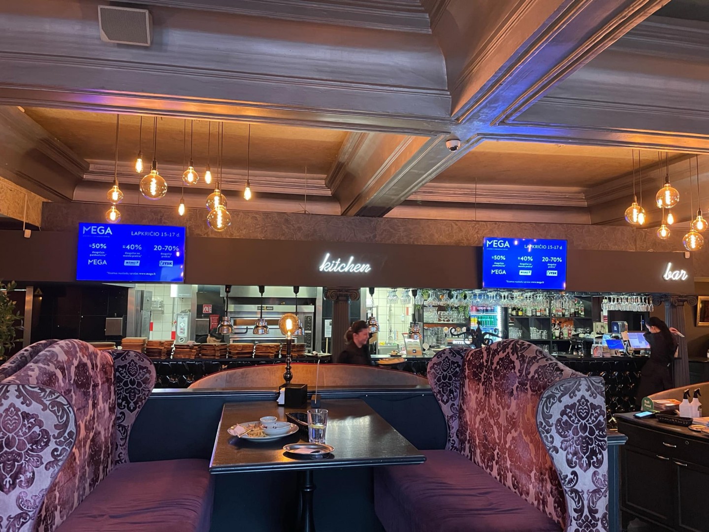 Charlie Pizza Laisvės al. 68 reklaminiai ekranai