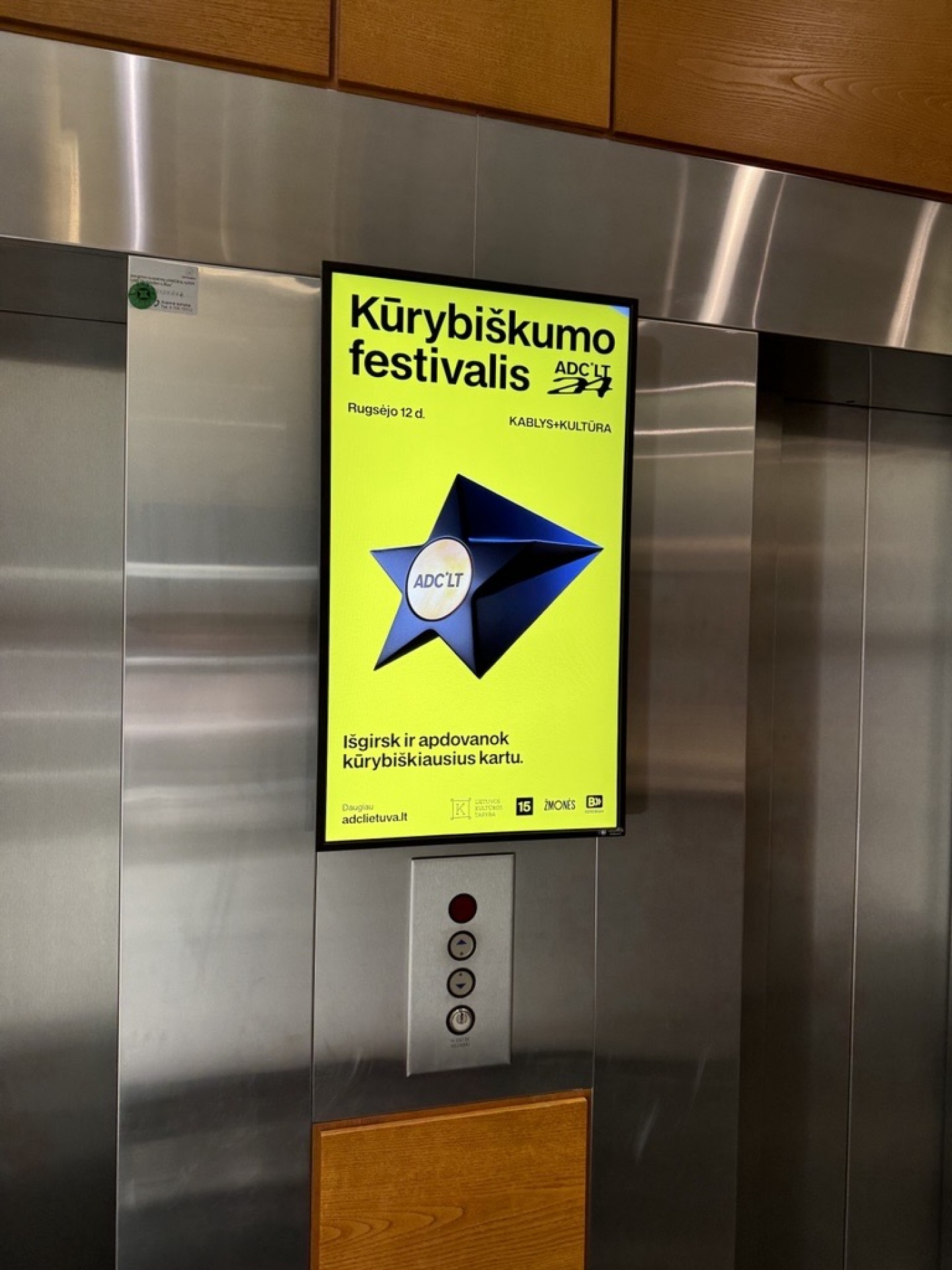 Reklaminiai ekranai BC2000 verslo centre