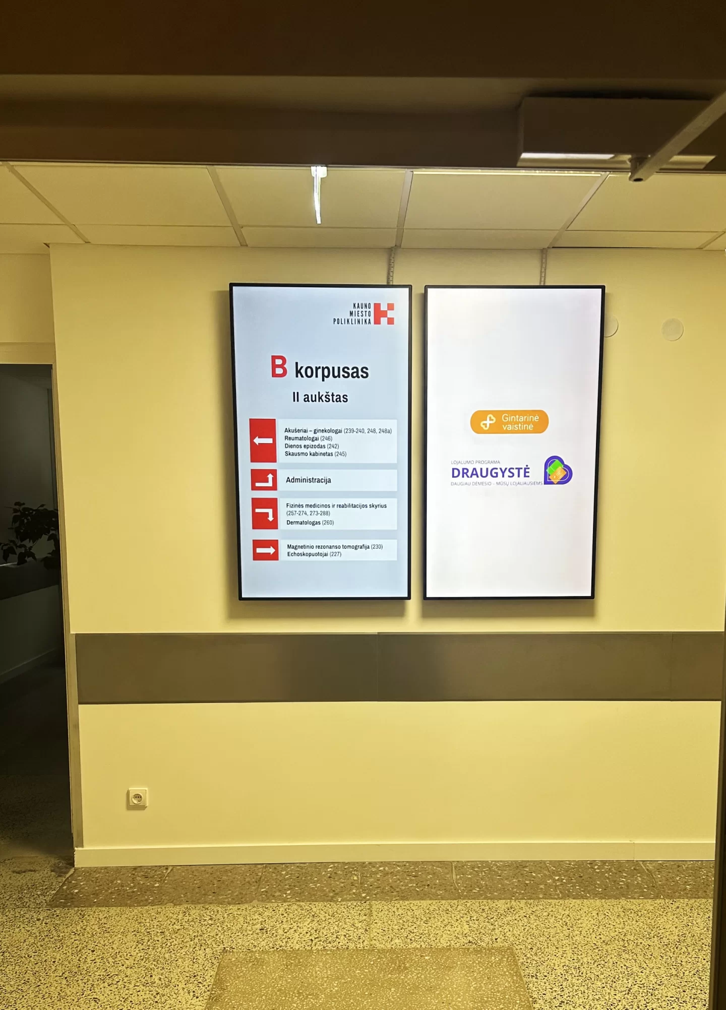 Ekskliuzyviniai ekranai prie navigacijos rodyklių KM Šilainių poliklinikoje
