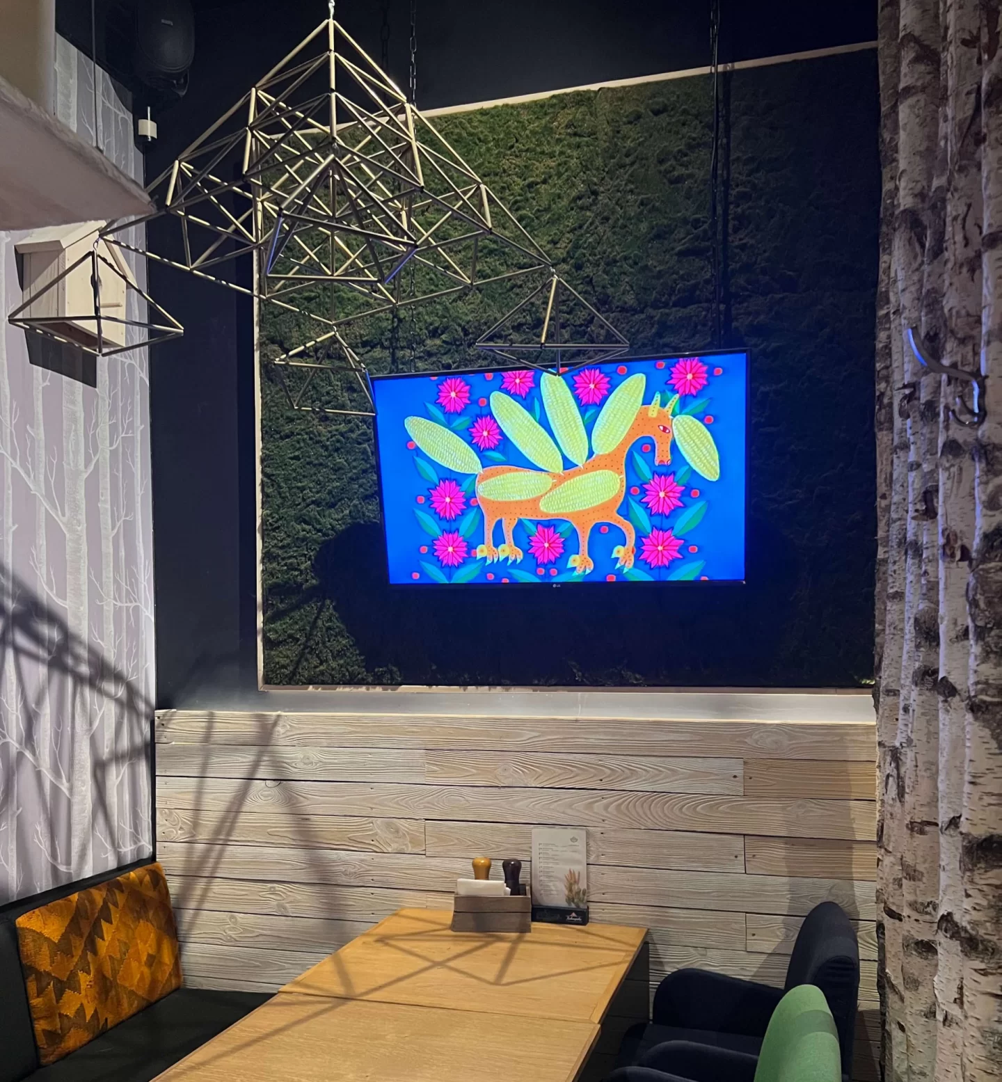 Katpėdėlė PPC Akropolis reklaminiai ekranai