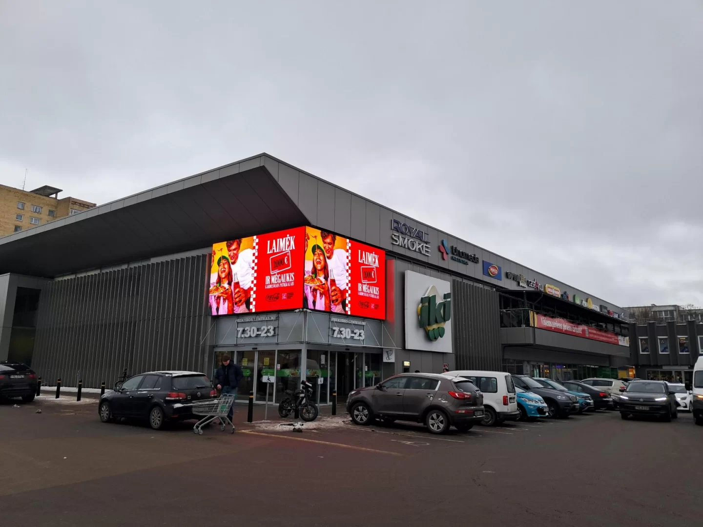 Kampinis LED lauko ekranas ant IKI VILNIUS parduotuvės fasado
