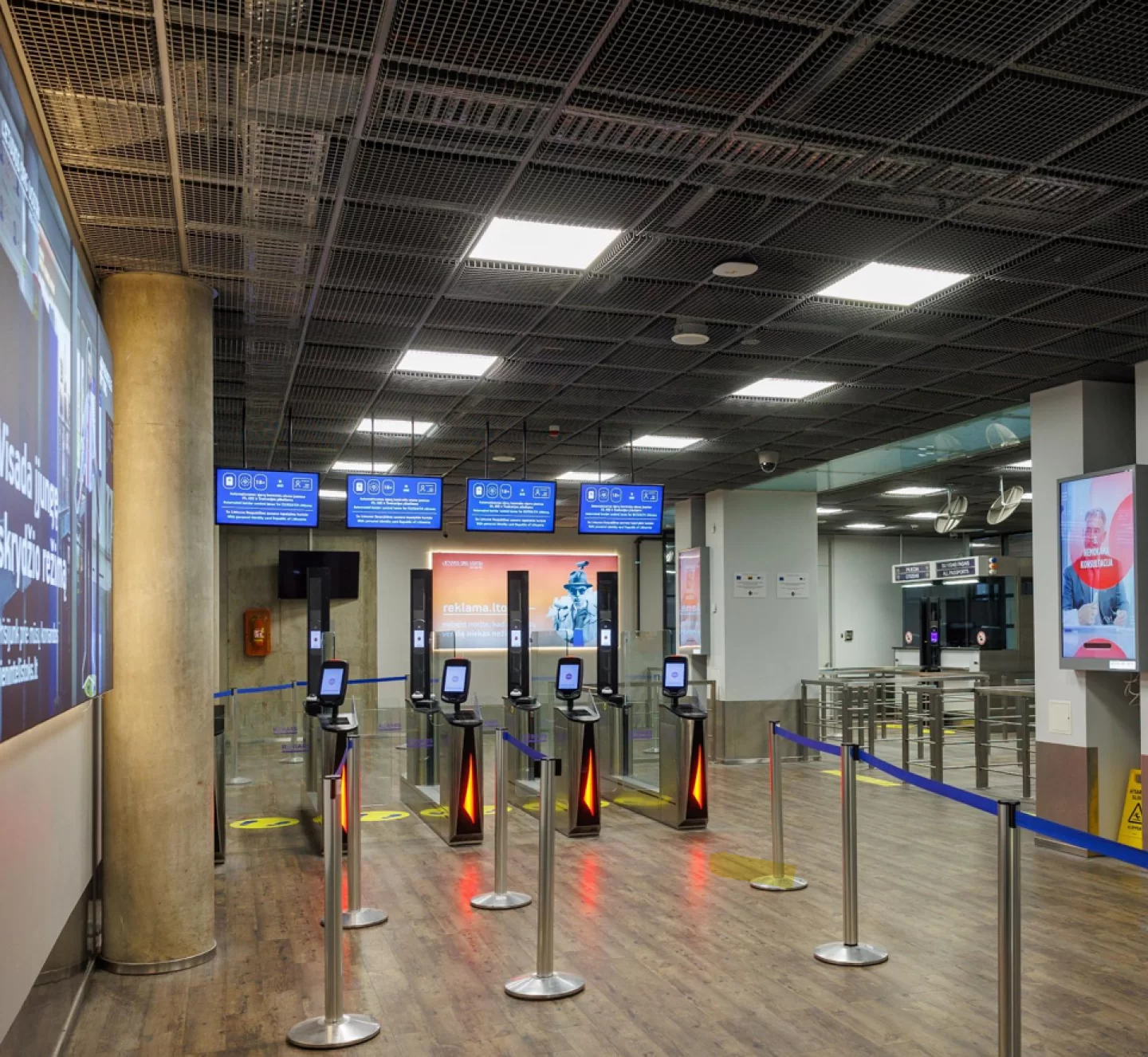 Tekstilinė šviesdėžė K-LB-03-11 (atvykimas, prieš pasų patikros postą)