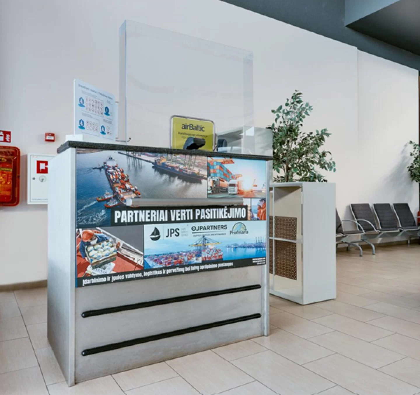 Lipdukai ant įlaipinimo stalų (Šengeno ir ne Šengeno išvykimo salės)