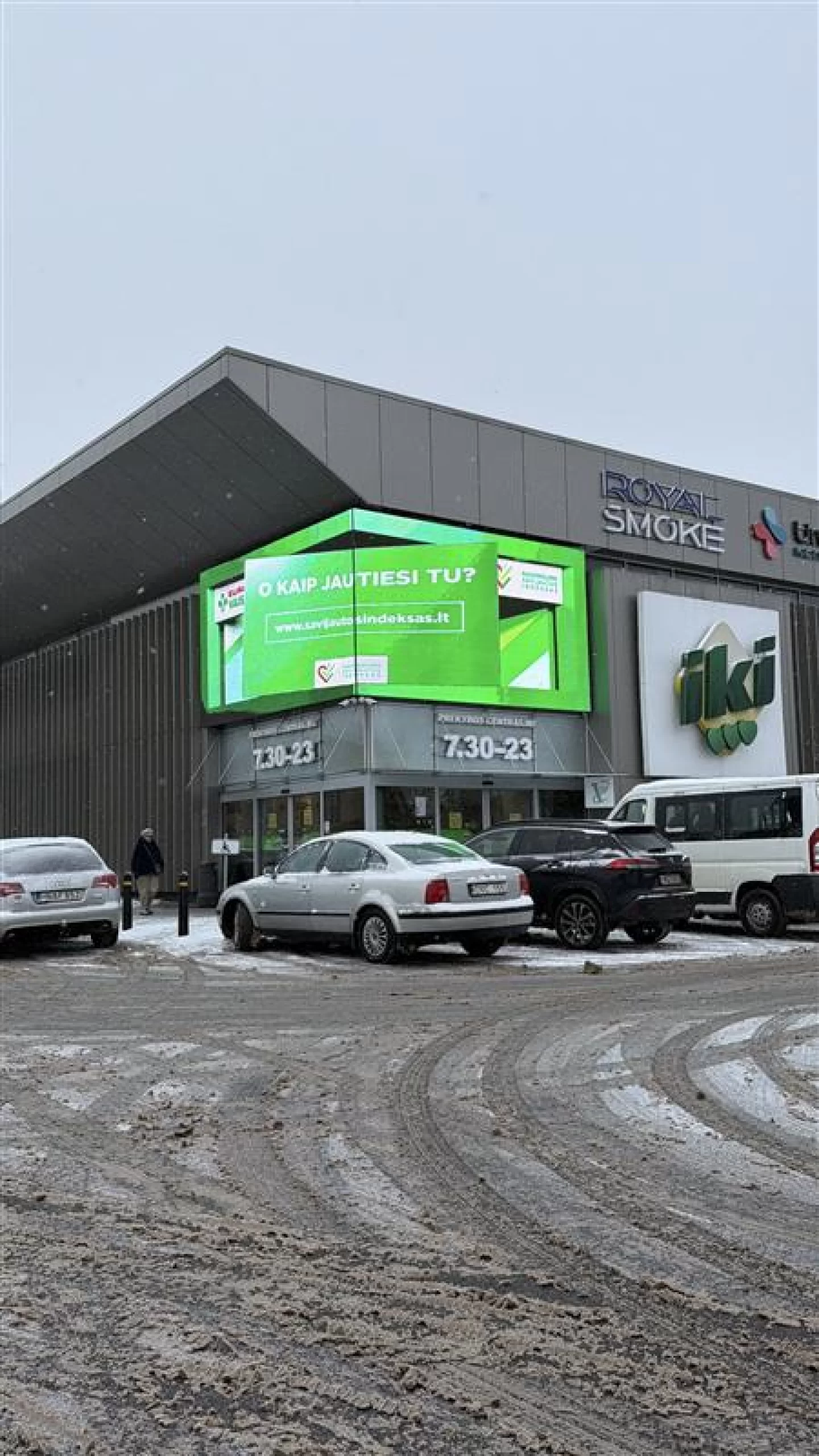 Kampinis LED lauko ekranas ant IKI VILNIUS parduotuvės fasado