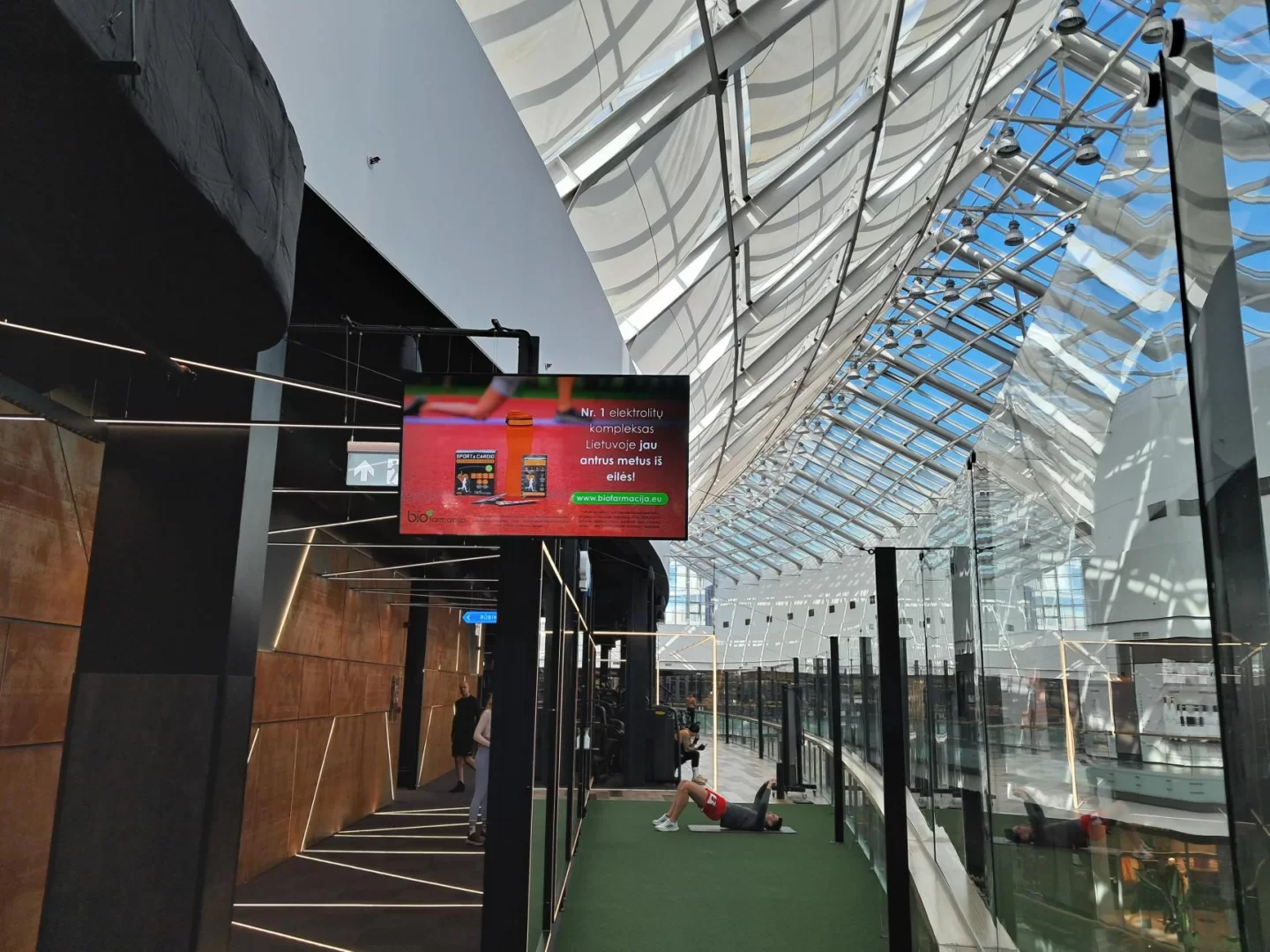 Gym Plius Europa reklaminiai ekranai