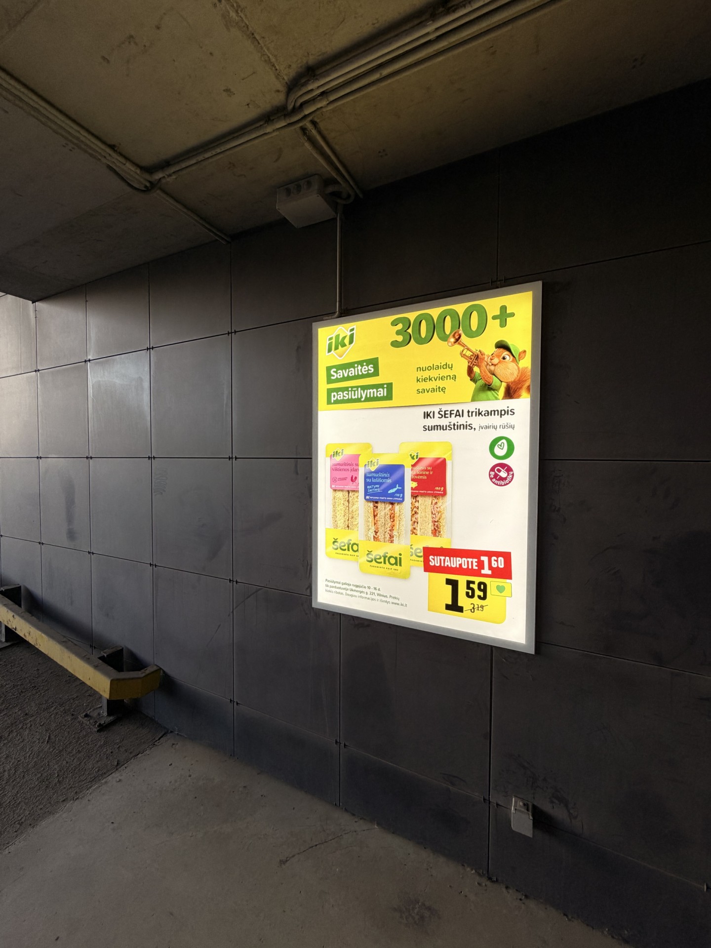 Reklaminis stendas Evolution verslo centro automobilių stovėjimo aikštelėje