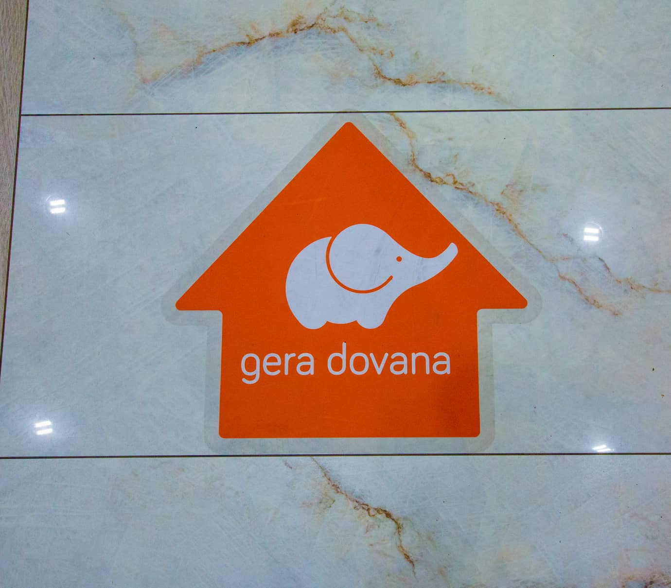 Lipdukas ant grindų