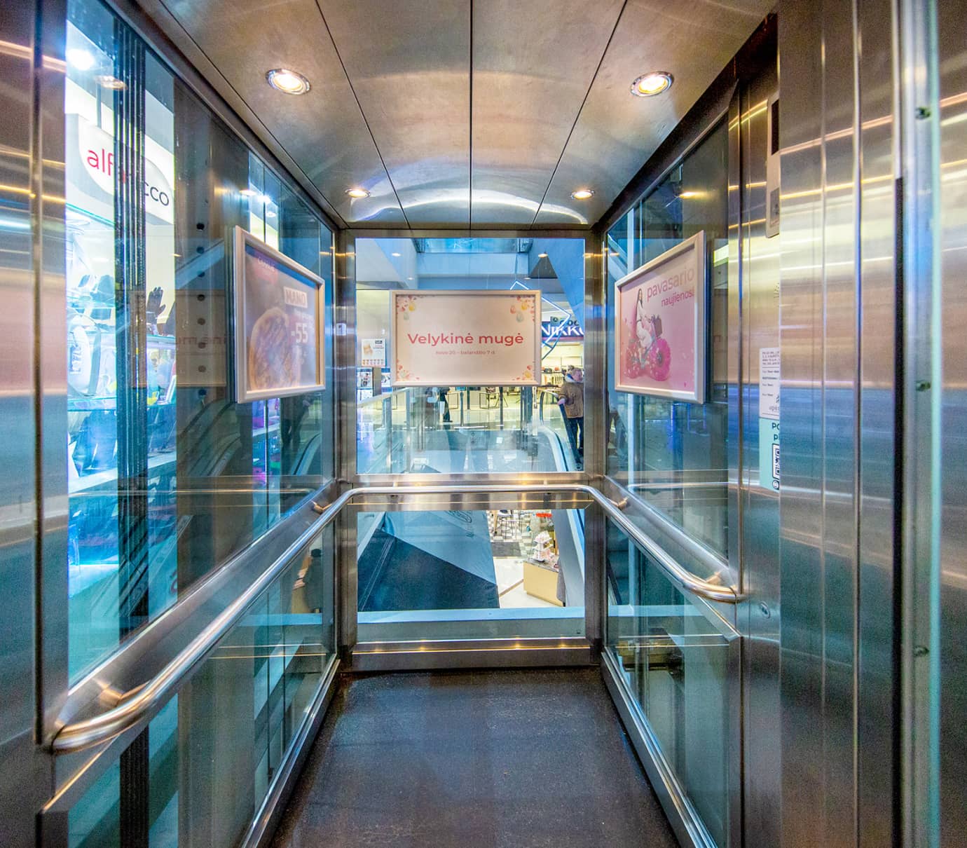 Plakatai panoraminiame lifte