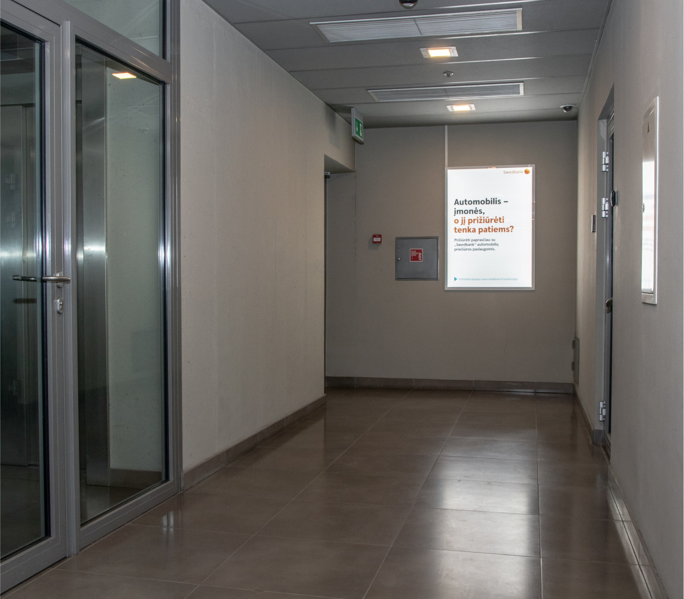 Reklaminis stendas Vilniaus vartų rytiniame verslo centro automobilių stovėjimo aikštelėje