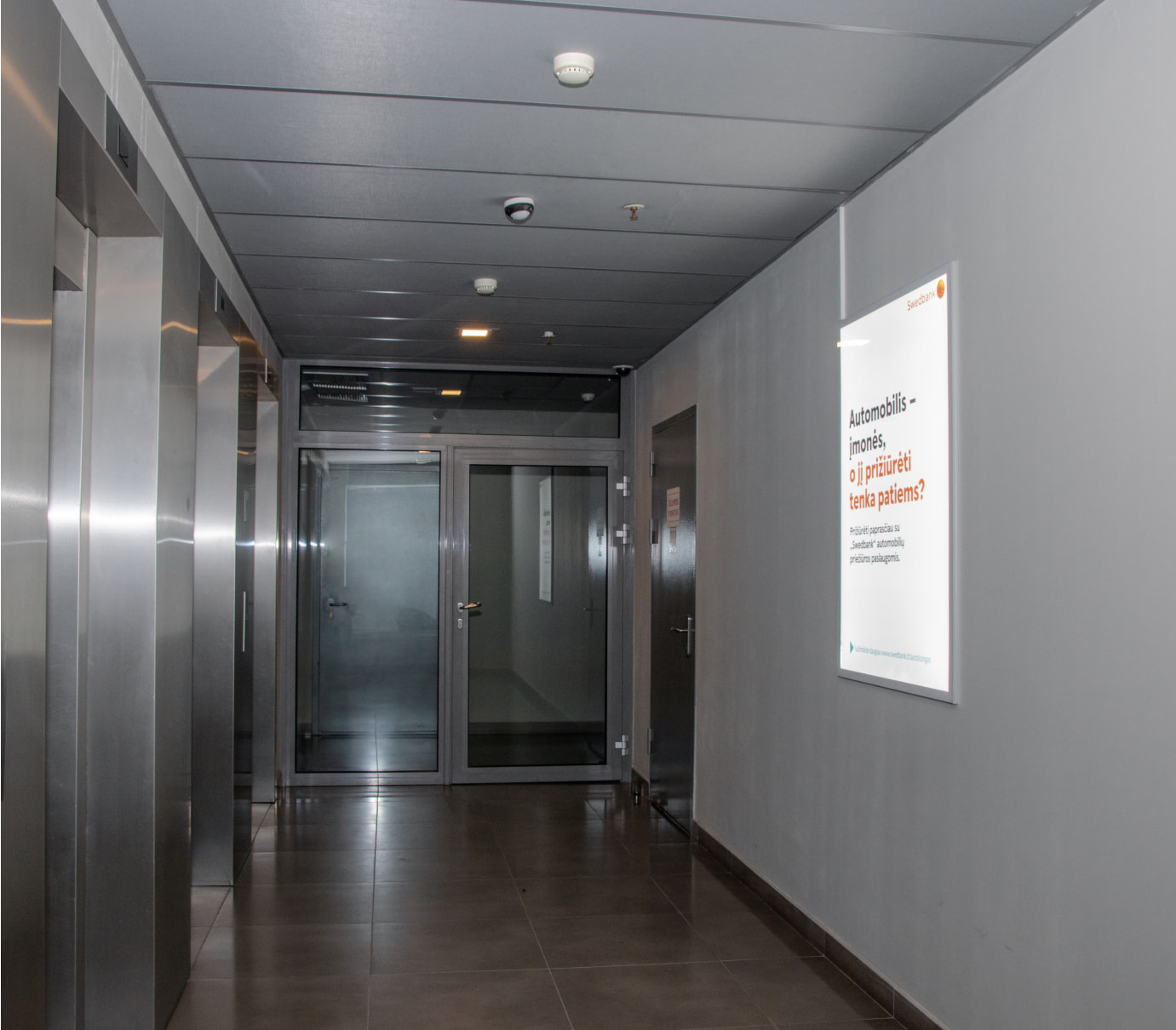 Reklaminis stendas Vilniaus vartų vakariniame verslo centro automobilių stovėjimo aikštelėje