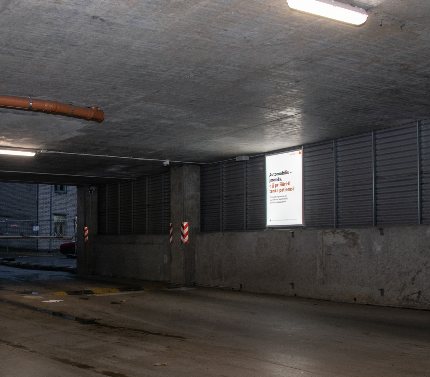 Reklaminis stendas Eika verslo centro korpuso B automobilių stovėjimo aikštelėje