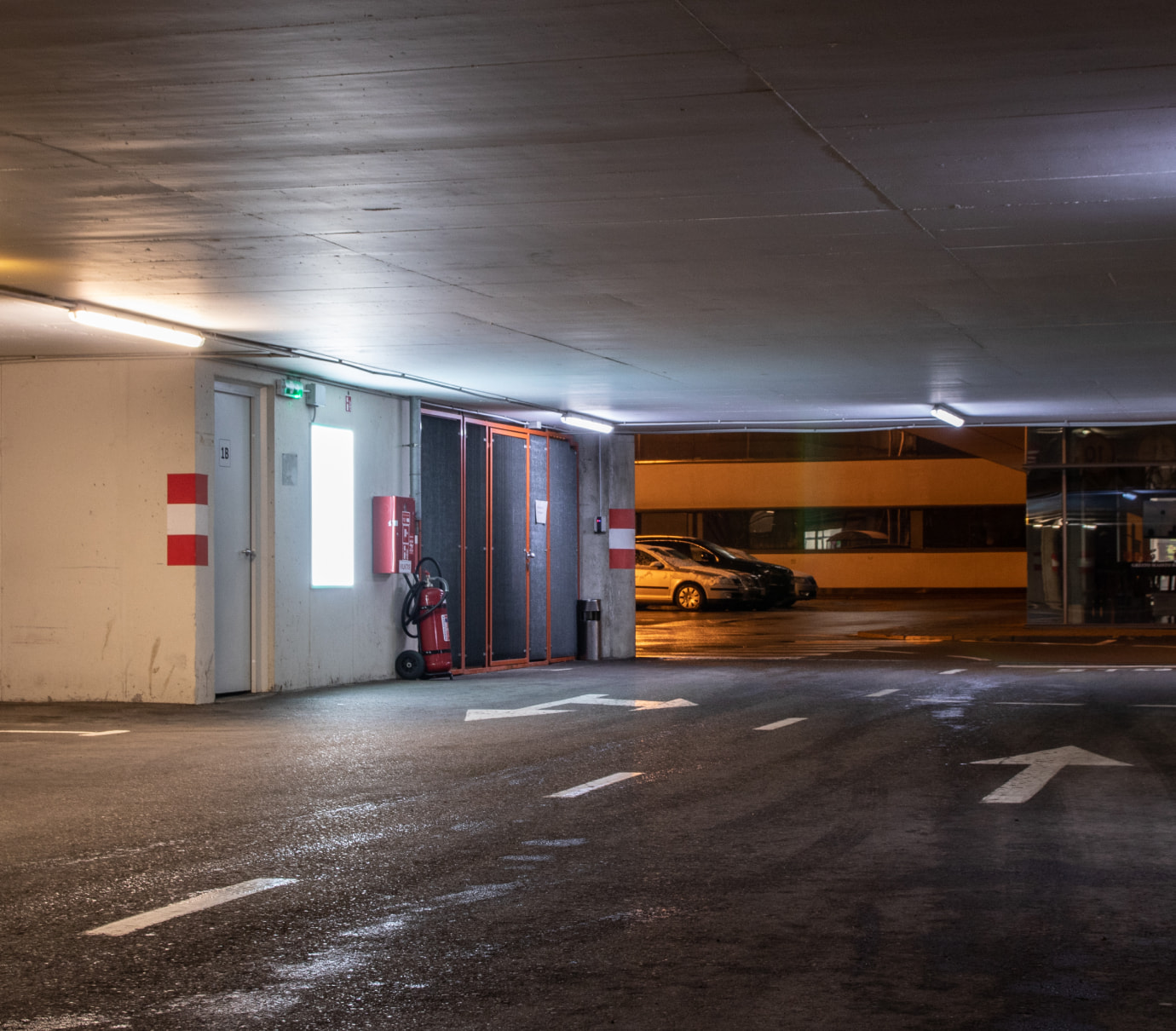 Reklaminis stendas Švitrigailos 11 M verslo centro automobilių stovėjimo aikštelėje