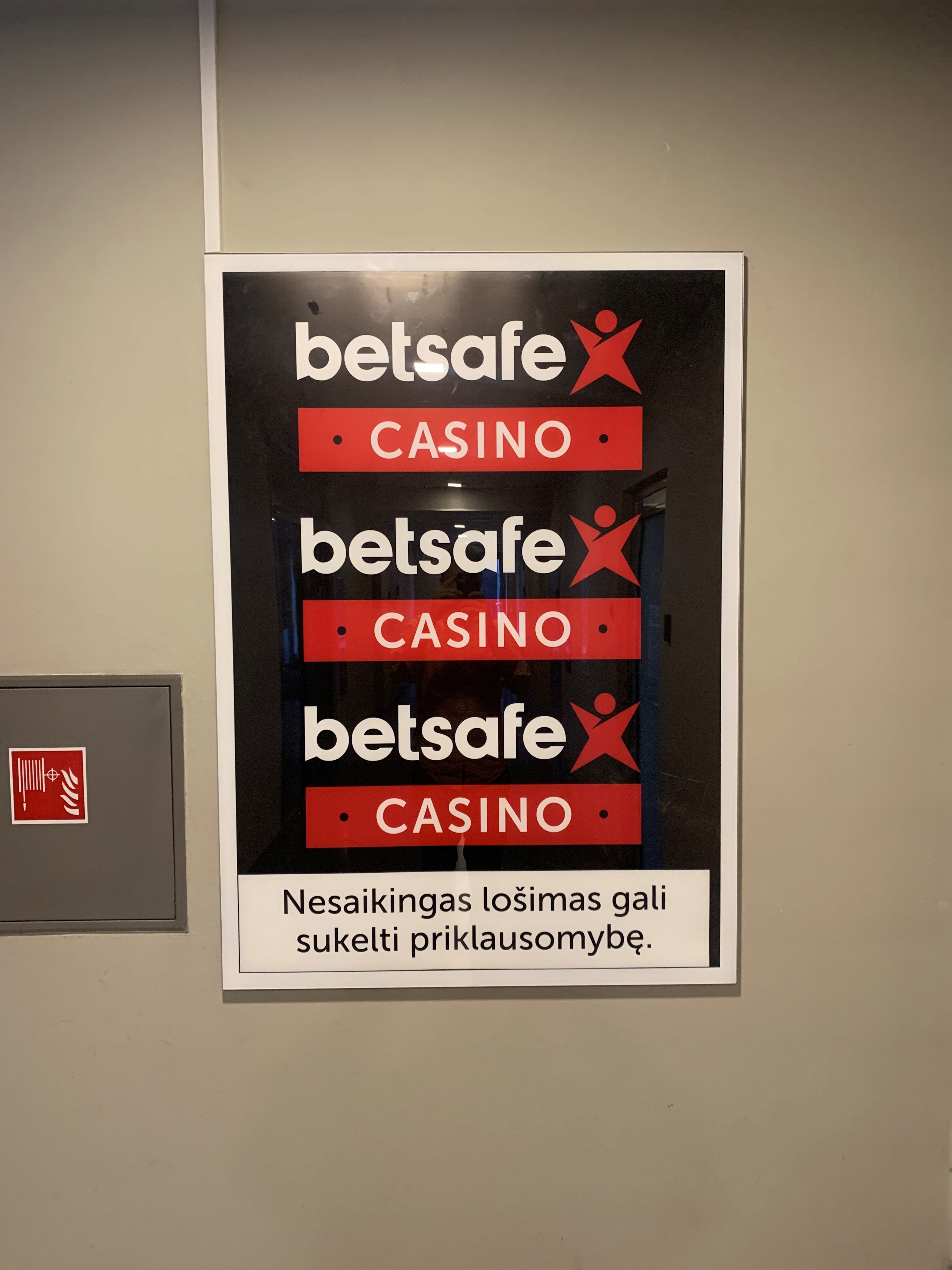 Reklaminis stendas Vilniaus vartų rytiniame verslo centro automobilių stovėjimo aikštelėje