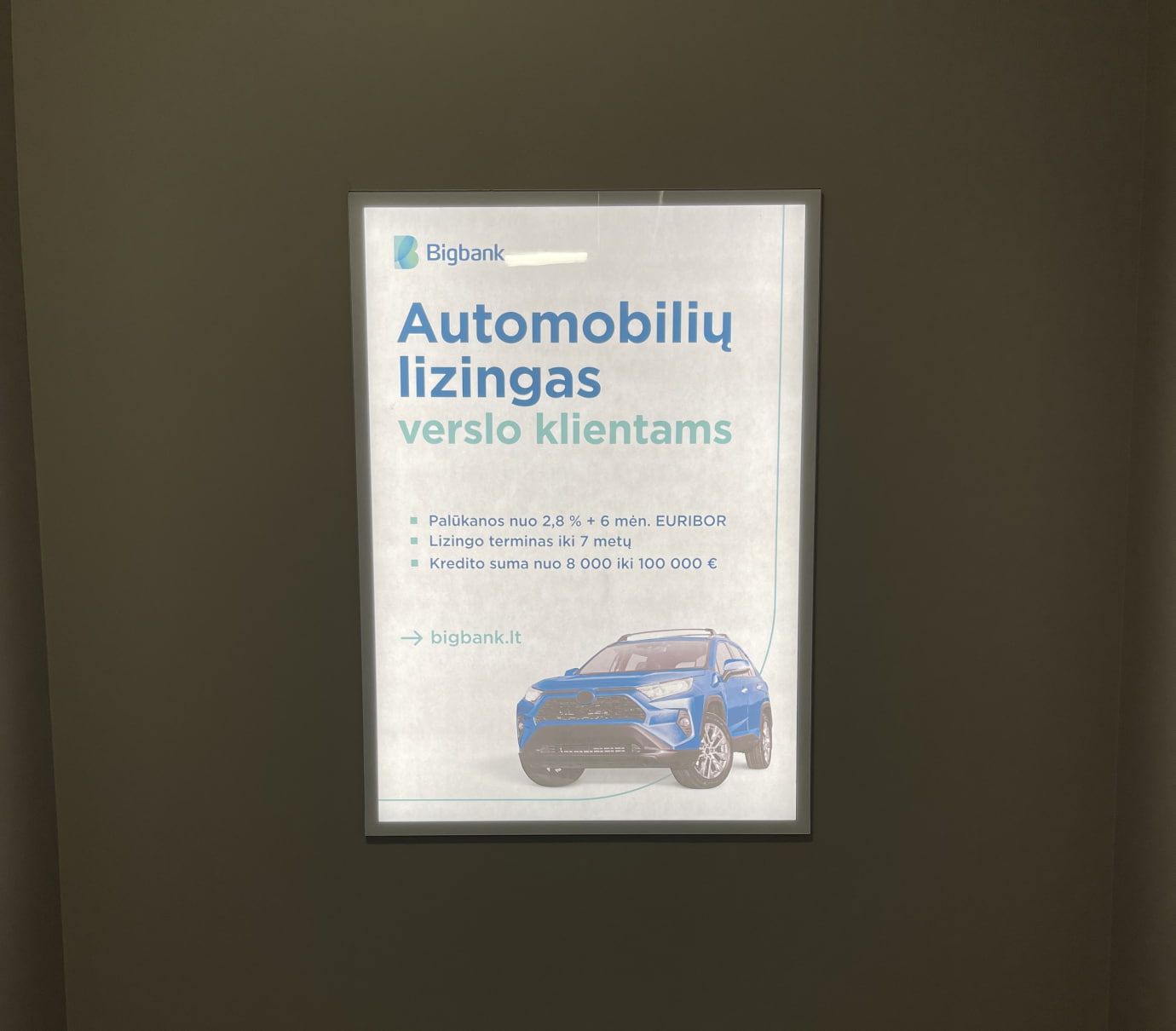 Reklaminis stendas 3 Burės Didžiosios verslo centro automobilių stovėjimo aikštelėje