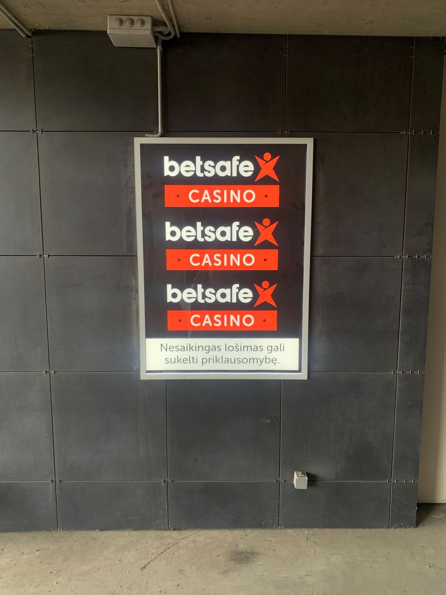 Reklaminis stendas Evolution verslo centro automobilių stovėjimo aikštelėje