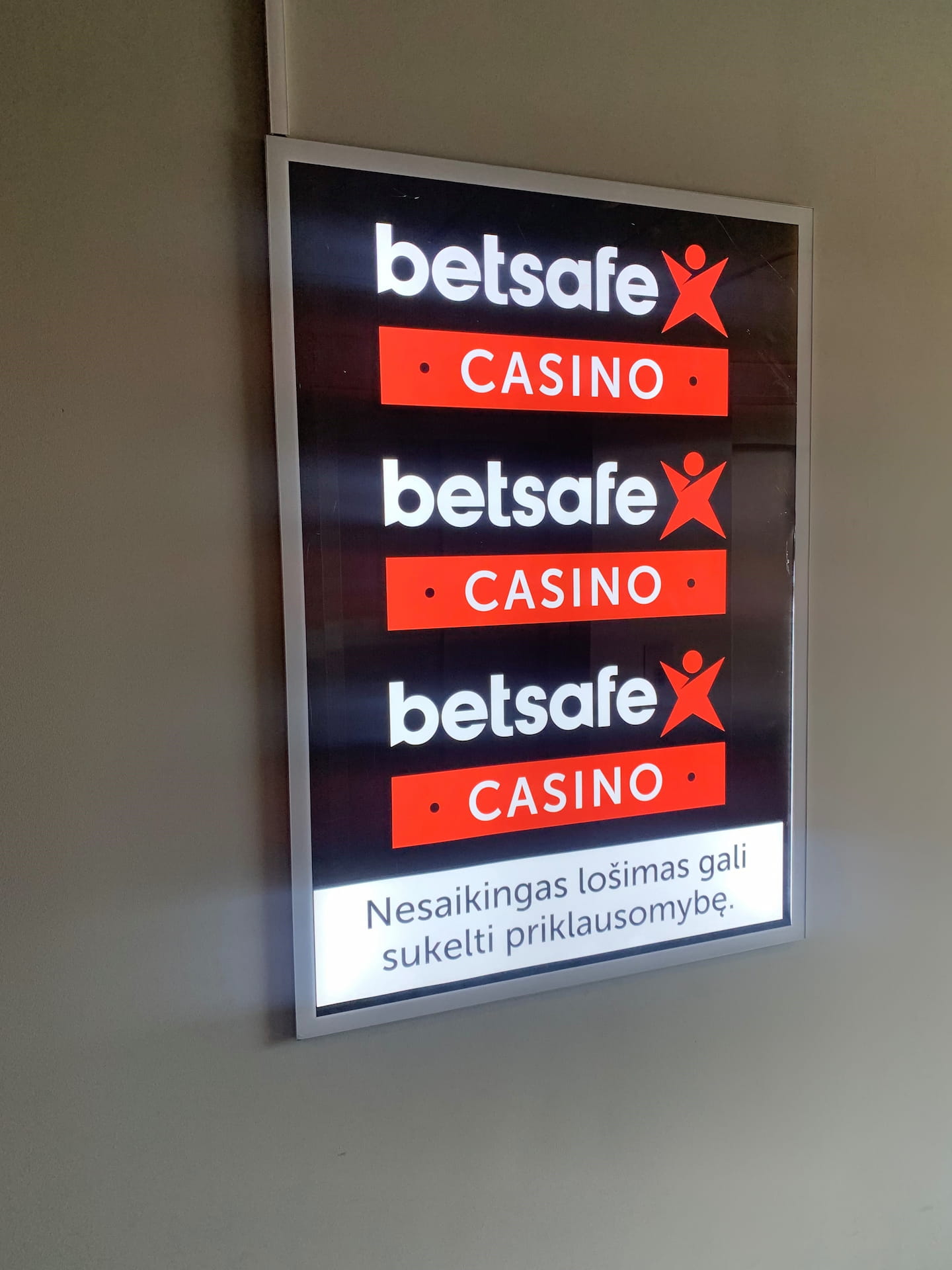 Reklaminis stendas Vilniaus vartų vakariniame verslo centro automobilių stovėjimo aikštelėje