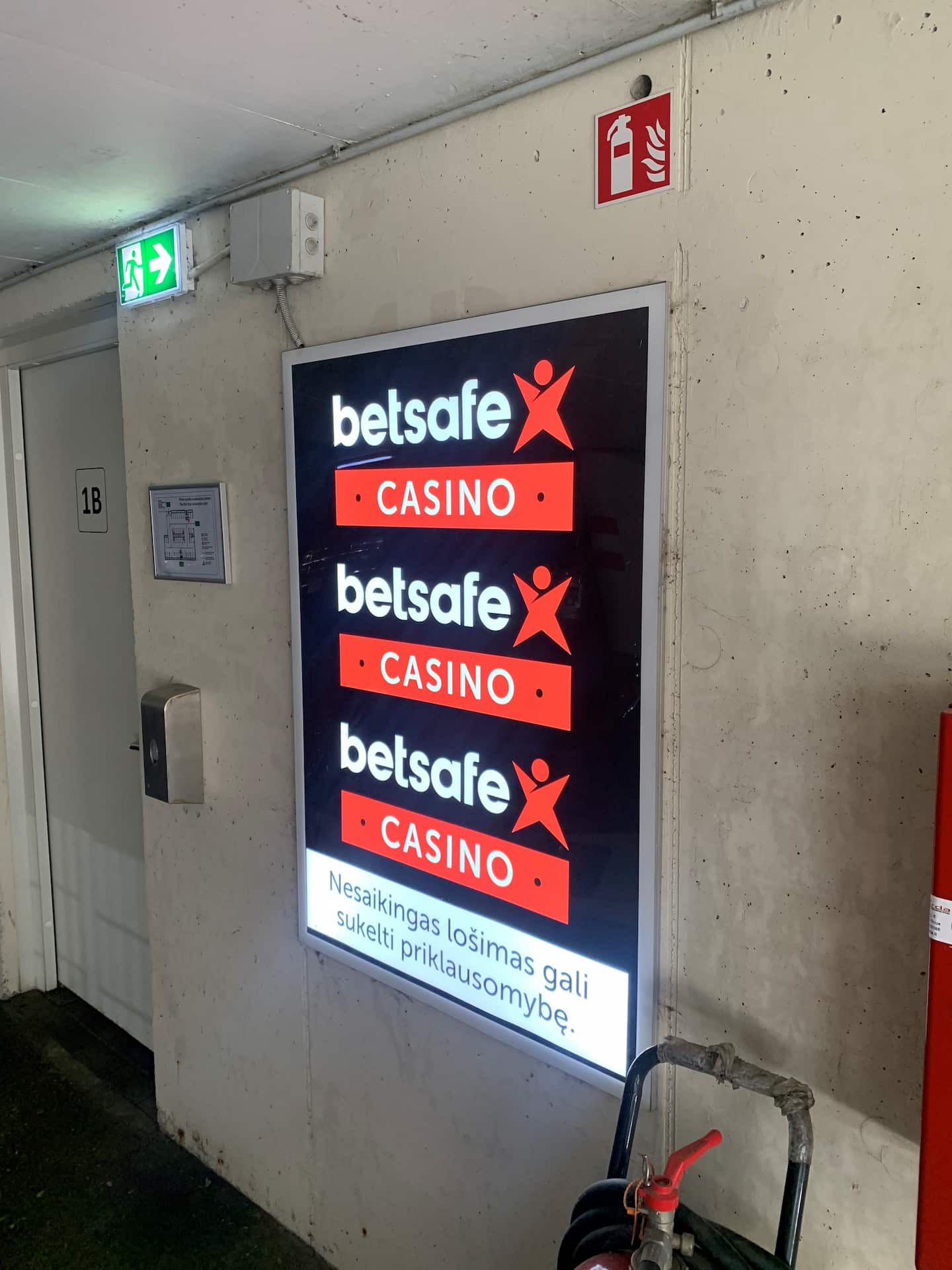 Reklaminis stendas Švitrigailos 11 M verslo centro automobilių stovėjimo aikštelėje