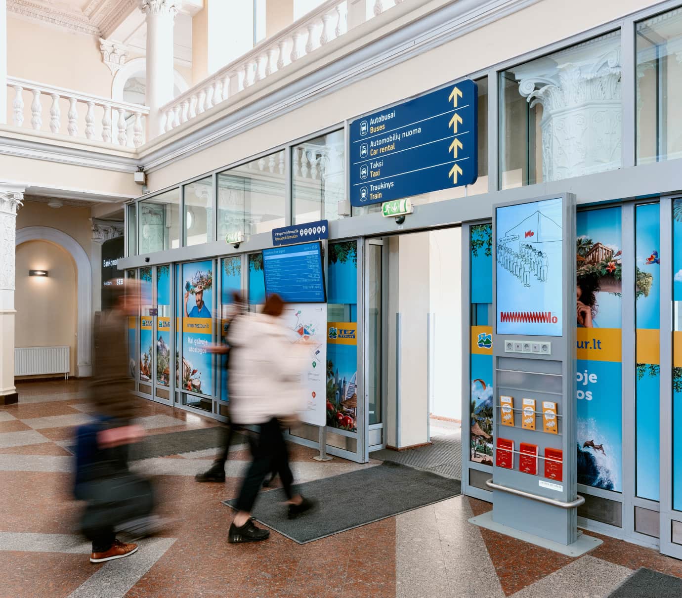 Video ekranų komplektas su krovimo stotelėmis ir skrajutėmis  V-DF-LC-09/10/11 (Atvykimo terminalas, A, B ir C salės)