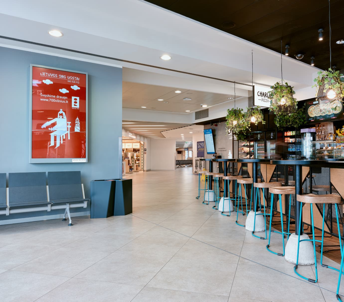 Sieninis vaizdo ekranas V-DW-75-03 (Išvykimo terminalas, Ne Šengeno zona, B10 laipinimo vartai)