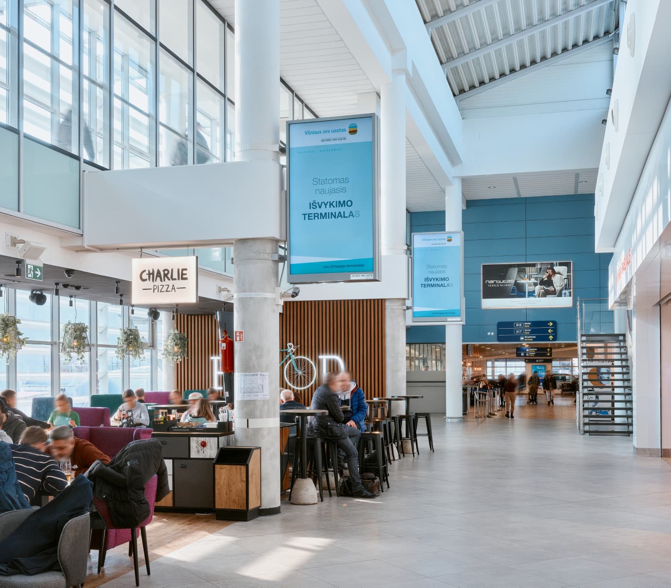 Video ekranų komplektas V-DP-75-13/14/15/16 (Išvykimo terminalas, A15/A16/A17 laipinimo vartai - šalia picerijos)