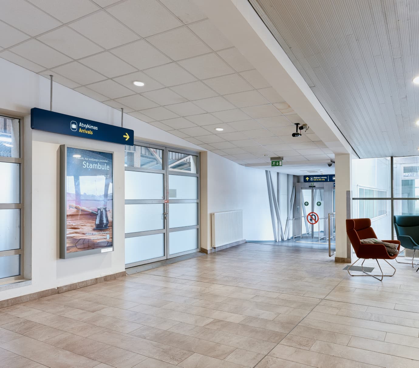 Sieninis vaizdo ekranas V-DW-75-01 (atvykimas, einant link B bagažo atsiėmimo salės)