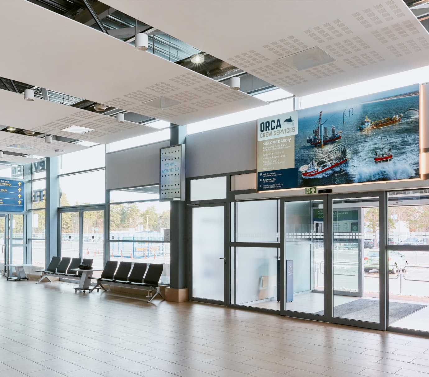 Pakabinamas ekranas - P-DW-55-02 (Šengeno atvykimo salė)