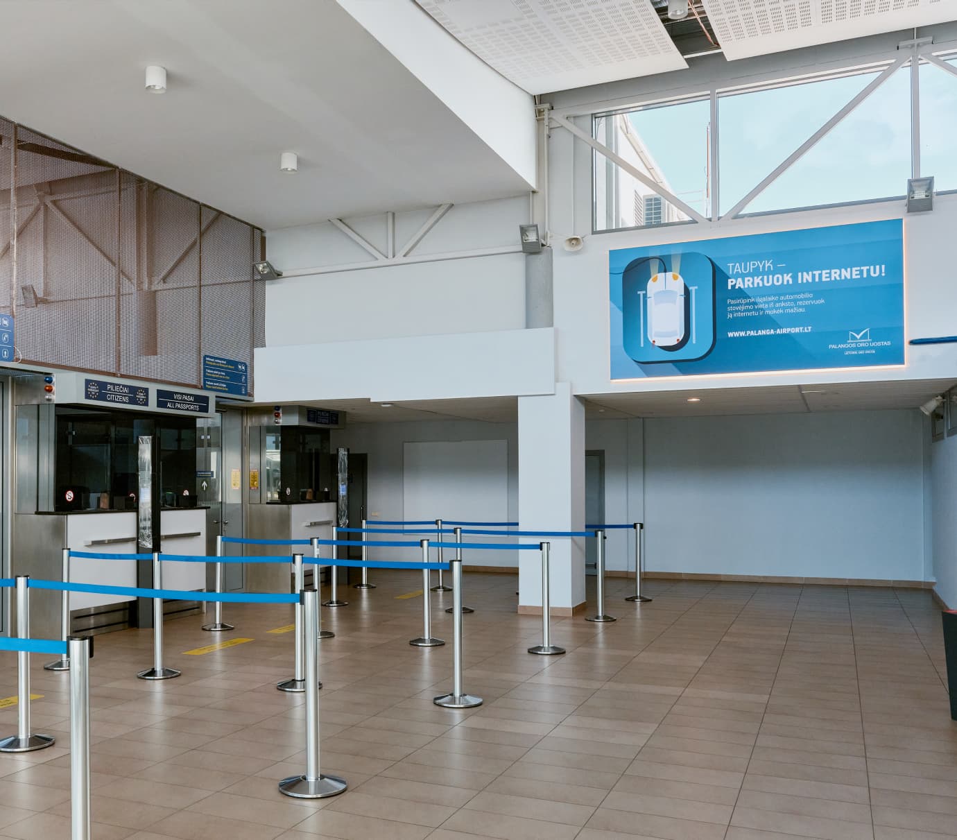 Šviesdėžė - P-LB-03-08 (Ne Šengeno atvykimo salė, prieš pasų patikrą)