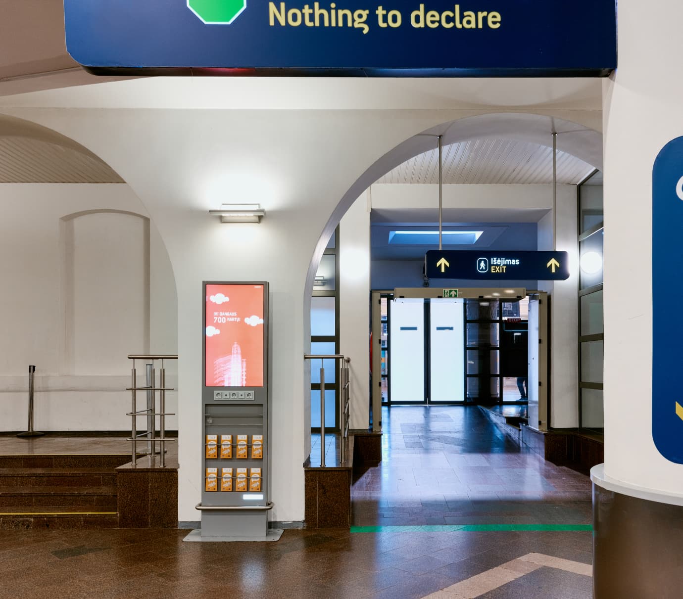 Video ekranų komplektas su krovimo stotelėmis ir skrajutėmis V-DF-LC-07/08