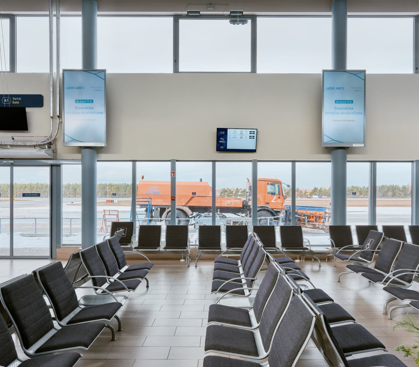 Ekranų komplektas - P-DW-75-01 / P-DW-75-02 (Šengeno išvykimo salė)