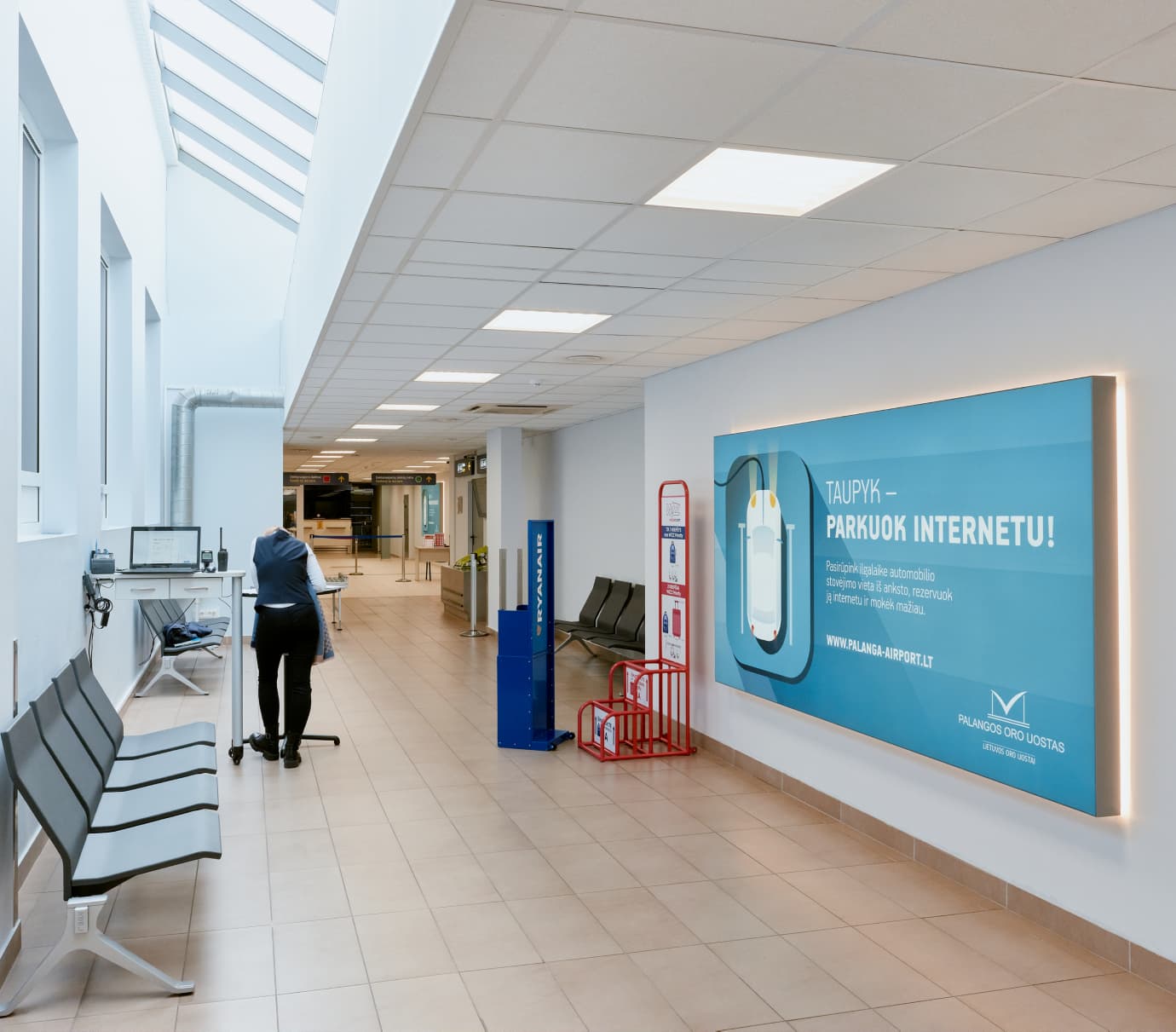 Šviesdėžė - P-LB-03-03 (Koridoriuje į išvykimo salę (link ne Šengeno zonos))