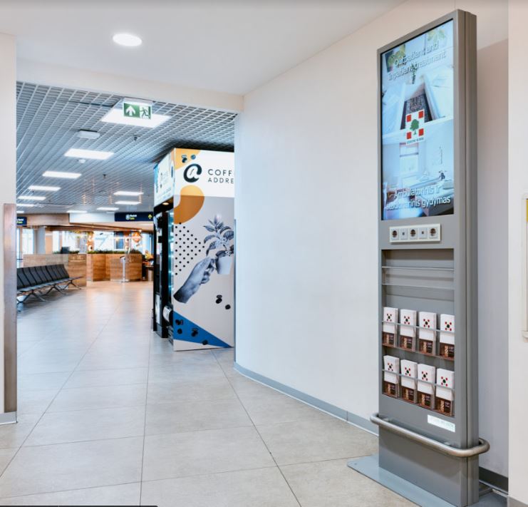 Video ekranas su krovimo stotelėmis ir skrajutėmis V-DF-LC-13 (Išvykimo terminalas, B11-B12 laipinimo vartai)