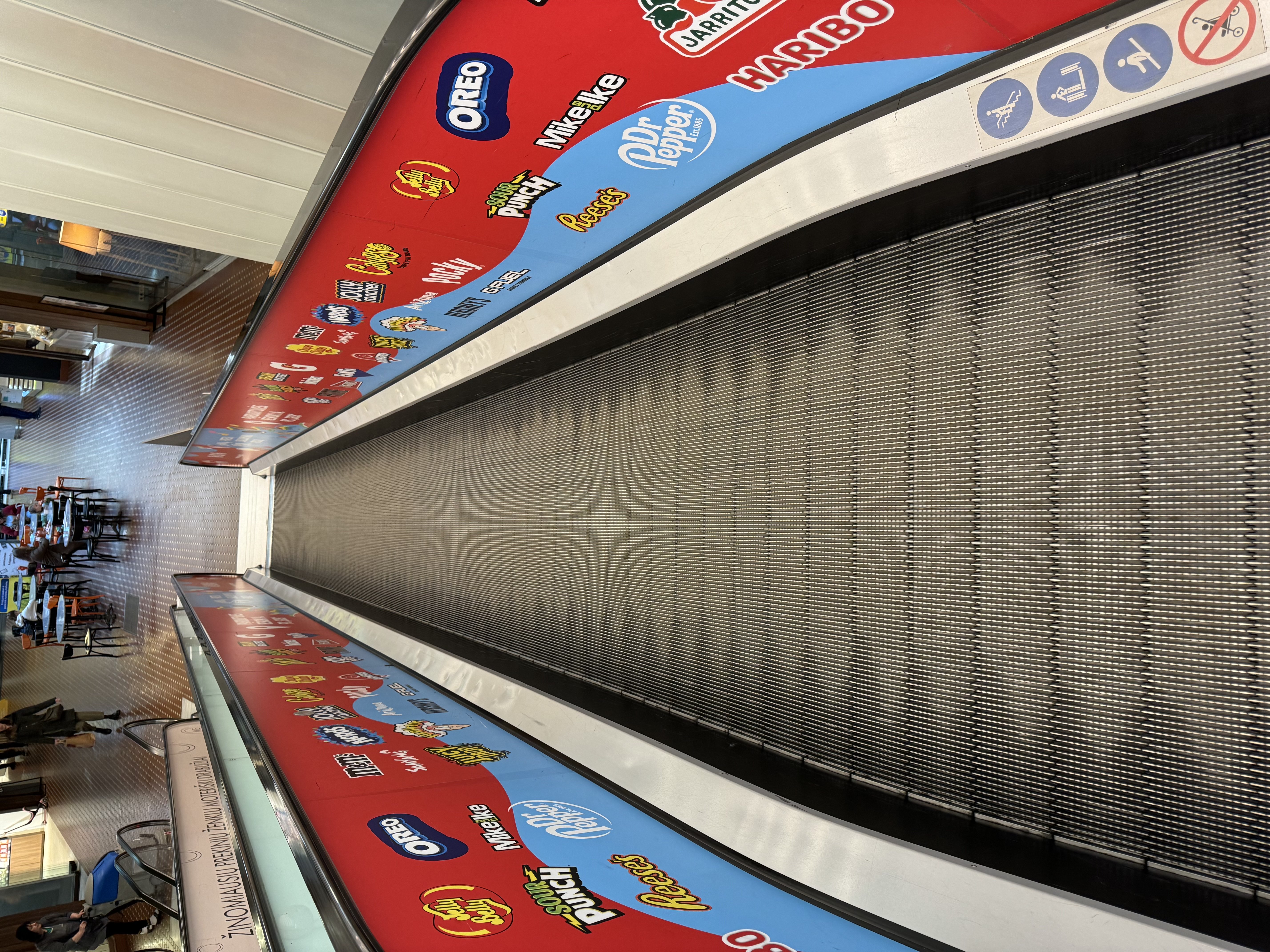 Lipdukas ant eskalatoriaus stiklo ir šonų