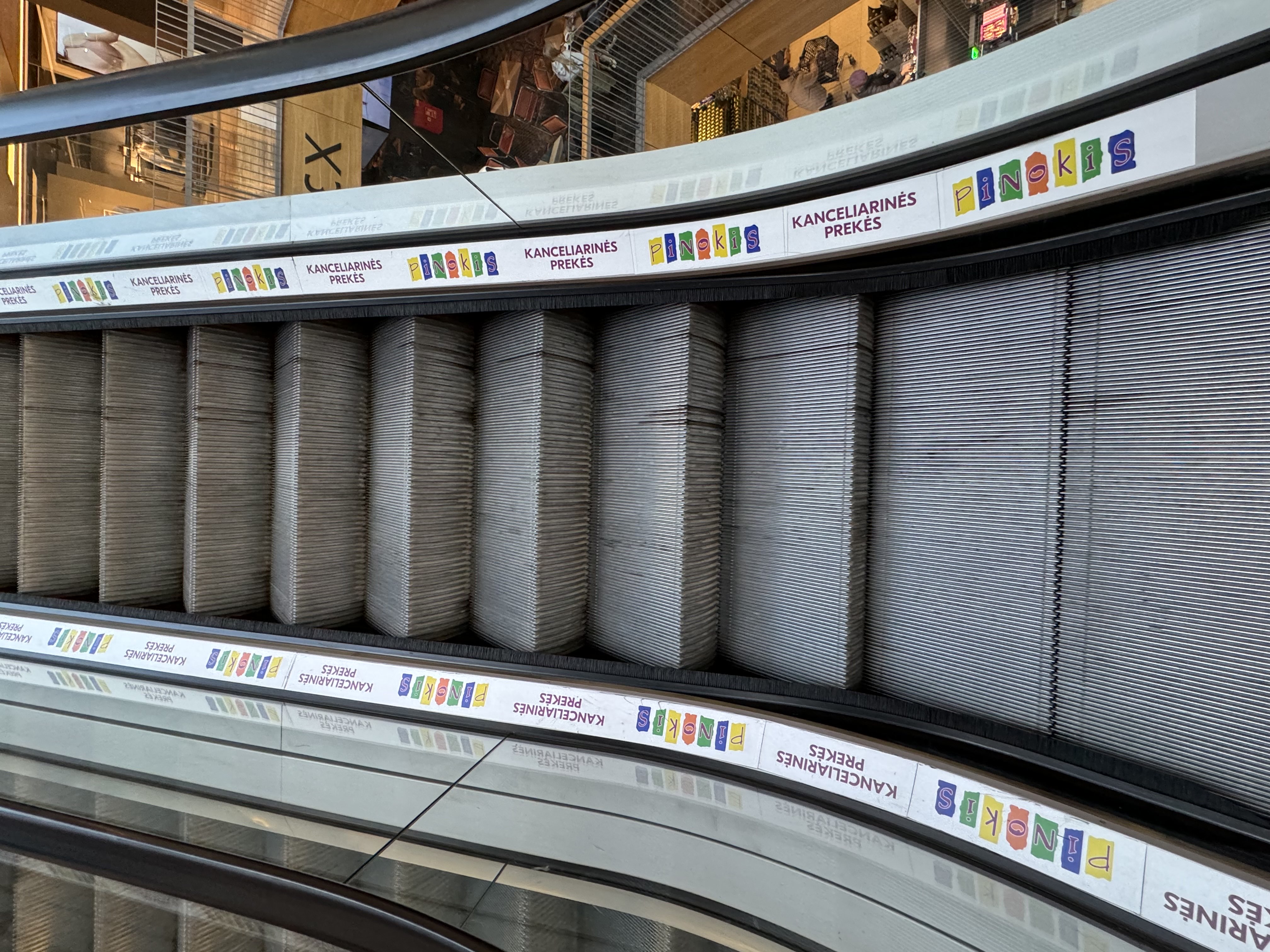 Reklama ant travelatoriaus (abu stikliniai šonai)