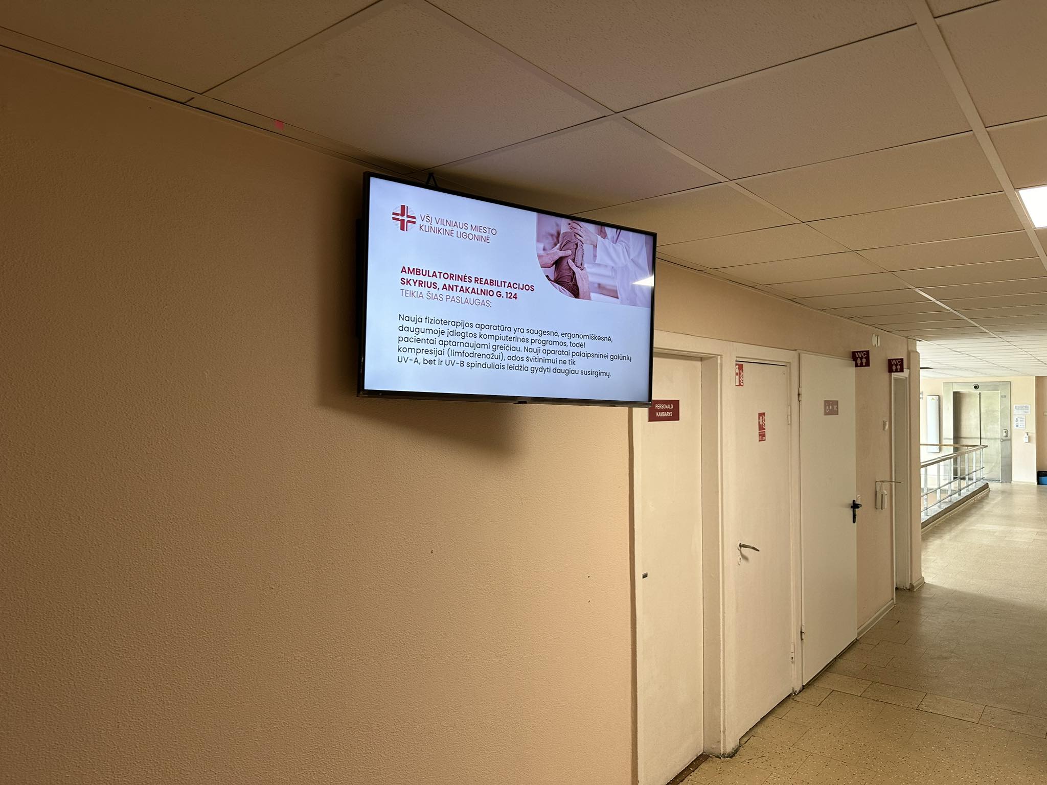 Reklaminiai ekranai Vilniaus miesto klinikinės ligoninės konsultacinėje poliklinikoje ir priėmimo skyriuose