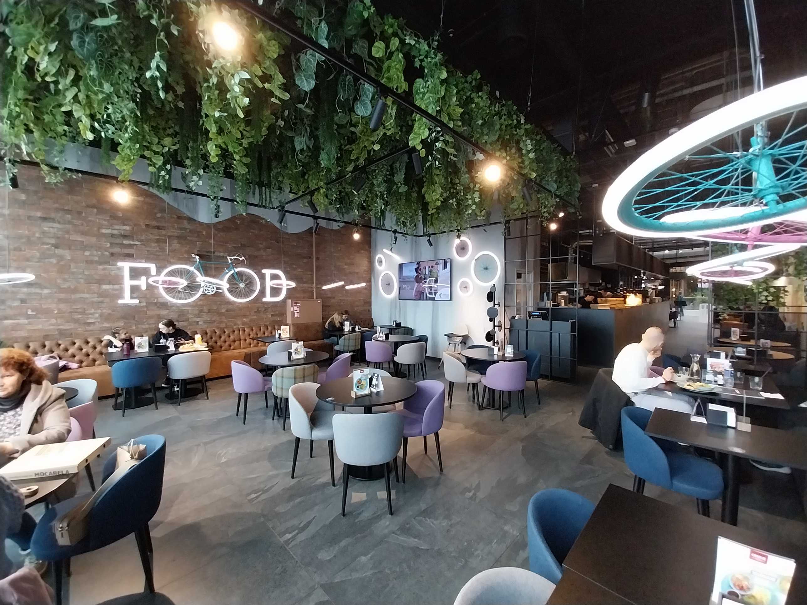 Charlie Pizza - Vilnius Outlet reklaminiai ekranai