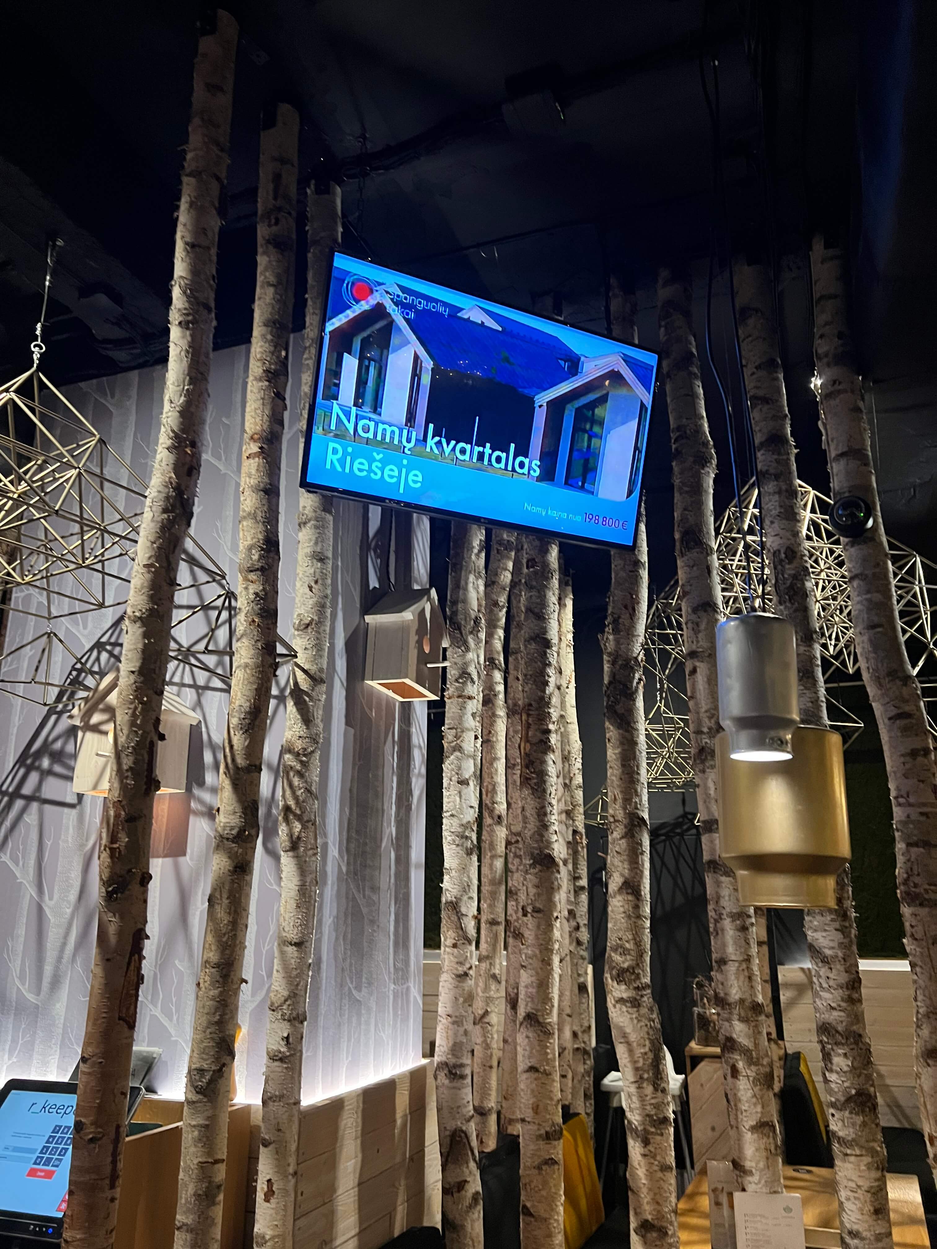 Katpėdėlė Vokiečių g. 3 reklaminiai ekranai