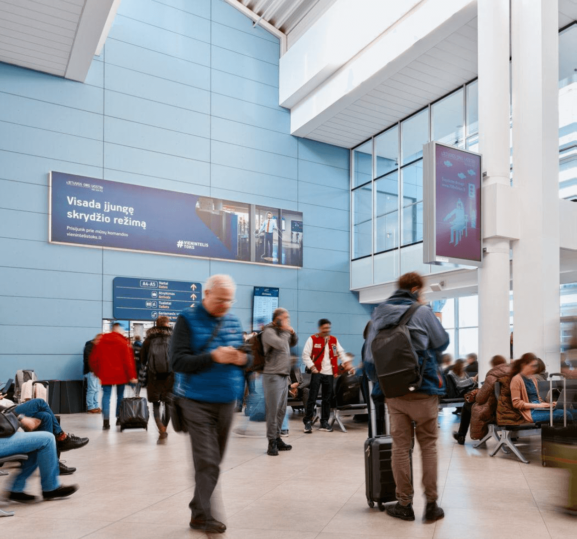 Vienpusis šviečiantis stendas V-LB-06-01 (Išvykimo terminalas, link A4-A5 vartų)