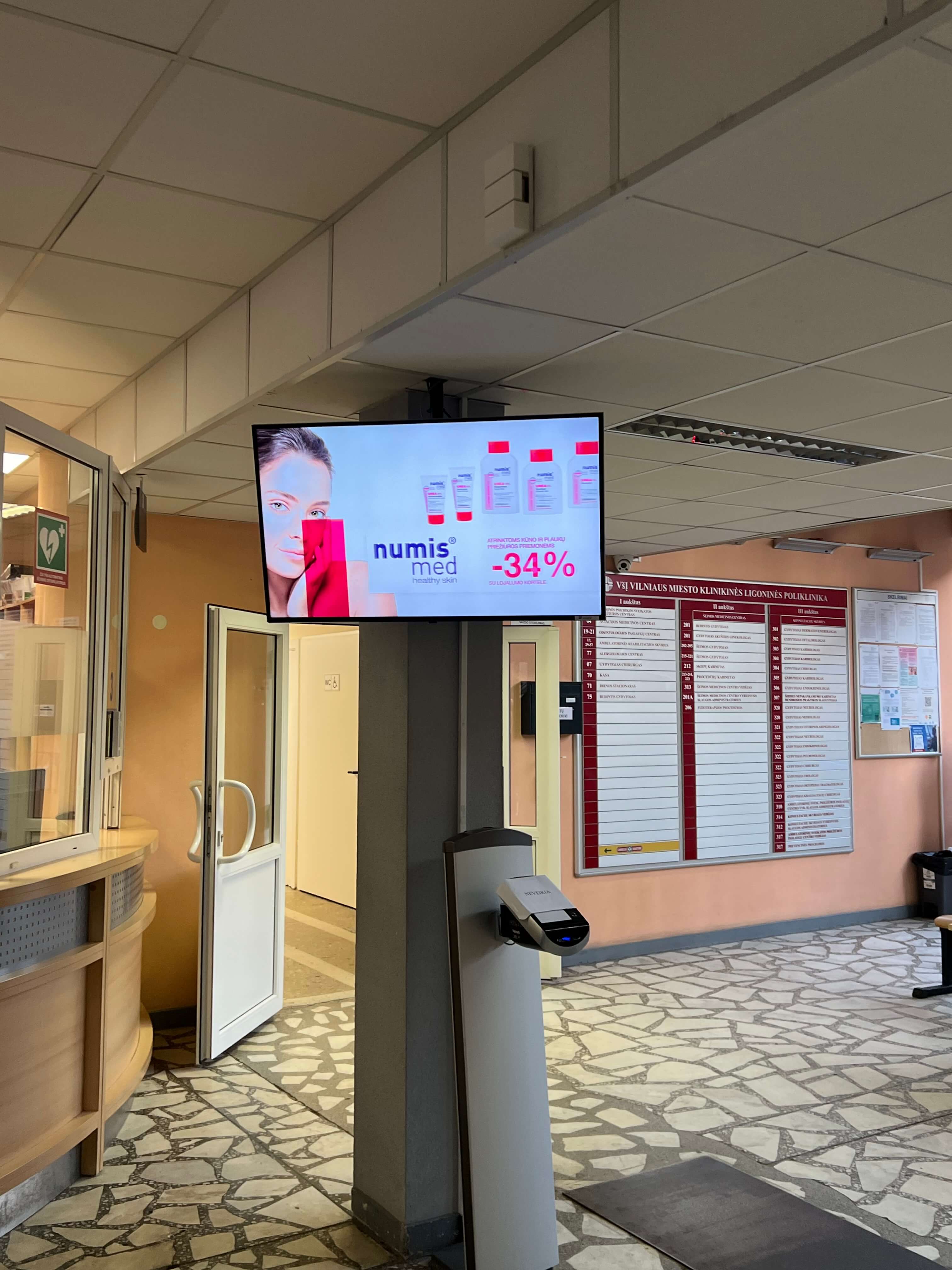 Reklaminiai ekranai Vilniaus miesto klinikinės ligoninės konsultacinėje poliklinikoje ir priėmimo skyriuose