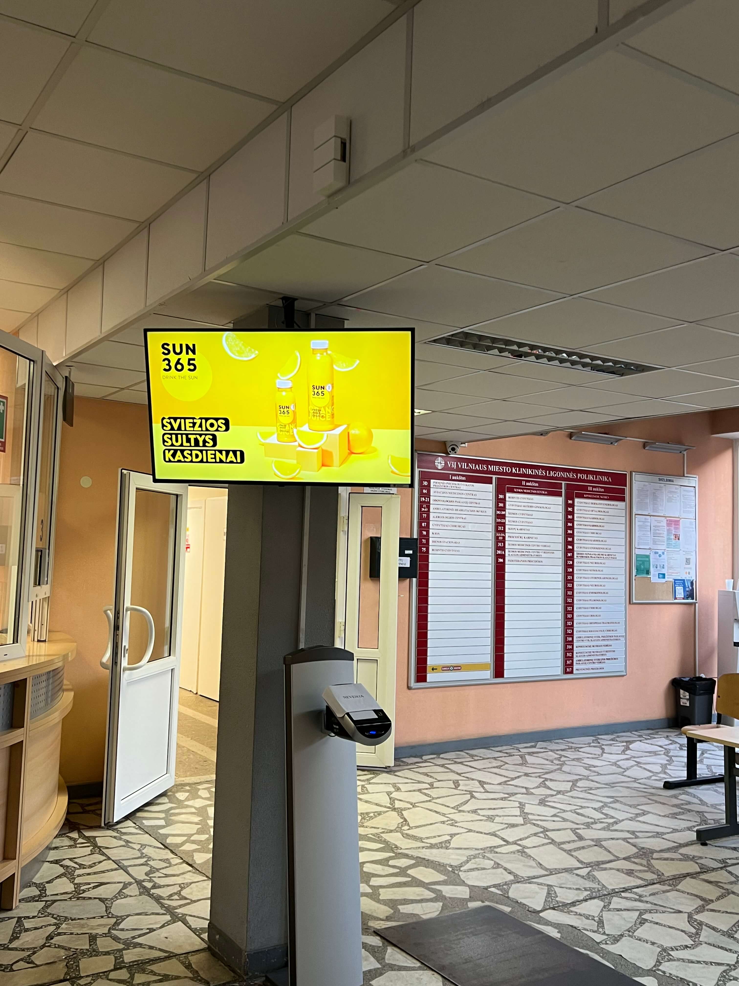 Reklaminiai ekranai Vilniaus miesto klinikinės ligoninės konsultacinėje poliklinikoje ir priėmimo skyriuose