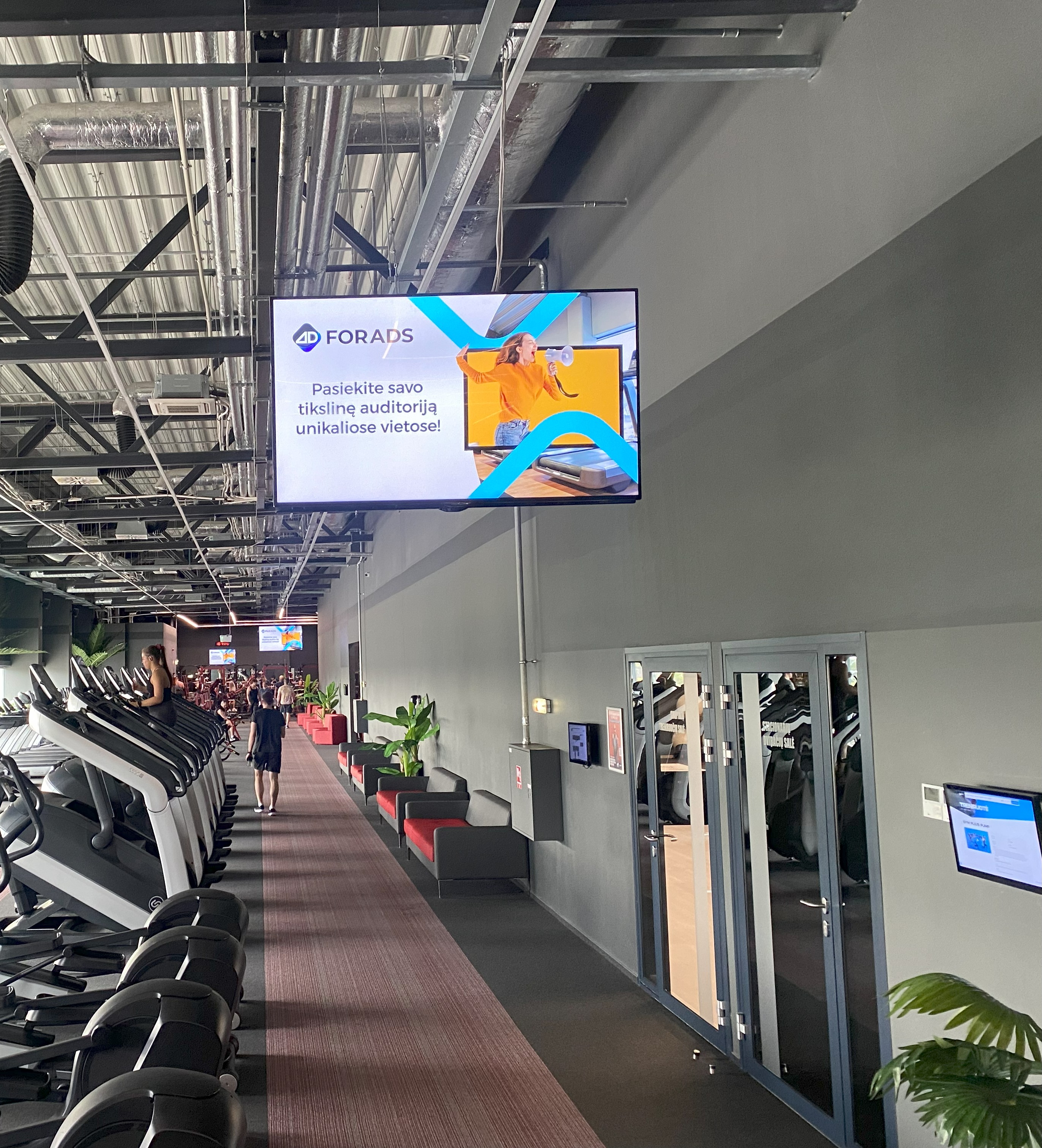 Gym Plius Mega reklaminiai ekranai