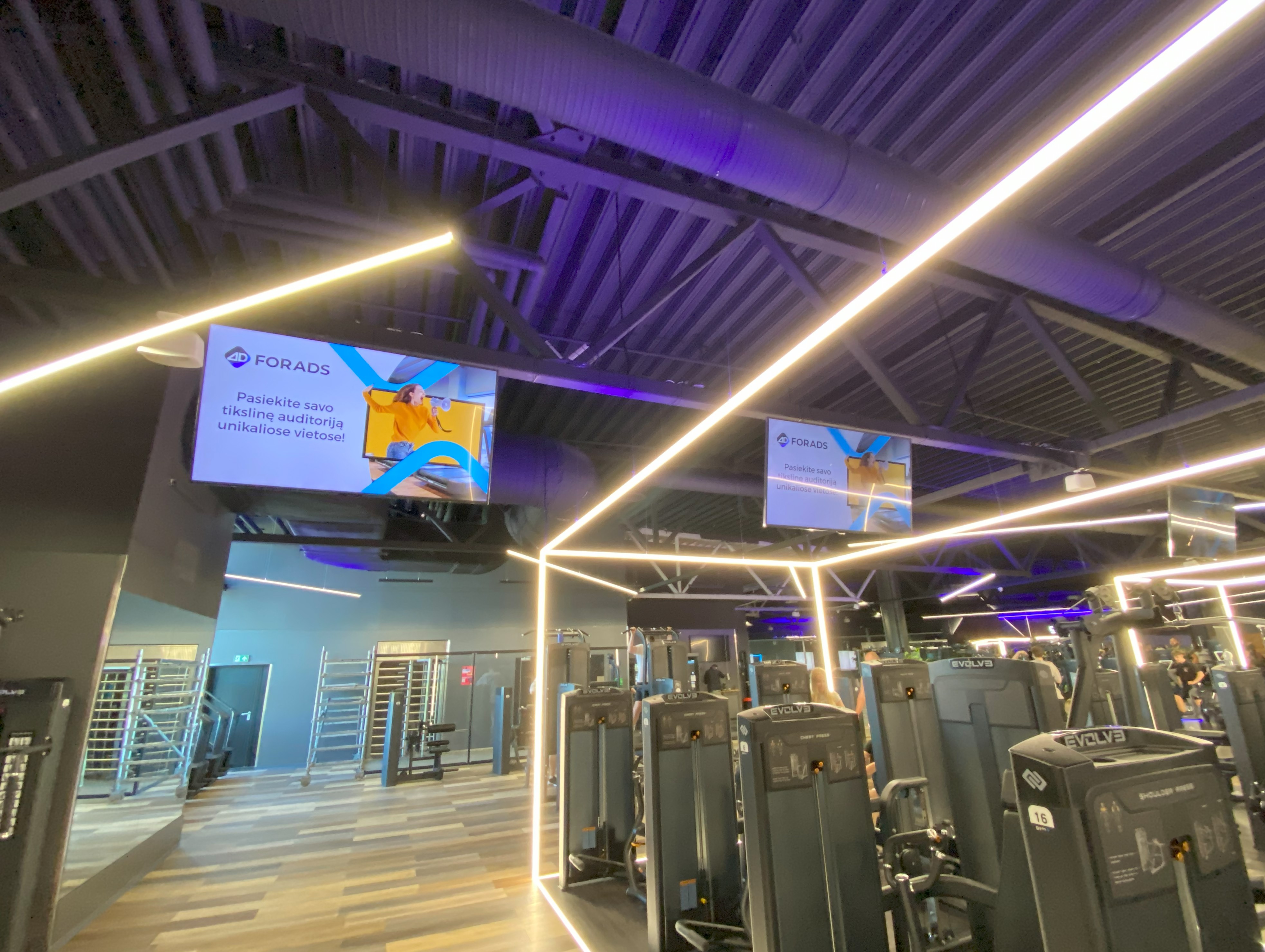 Gym Plius Arena reklaminiai ekranai