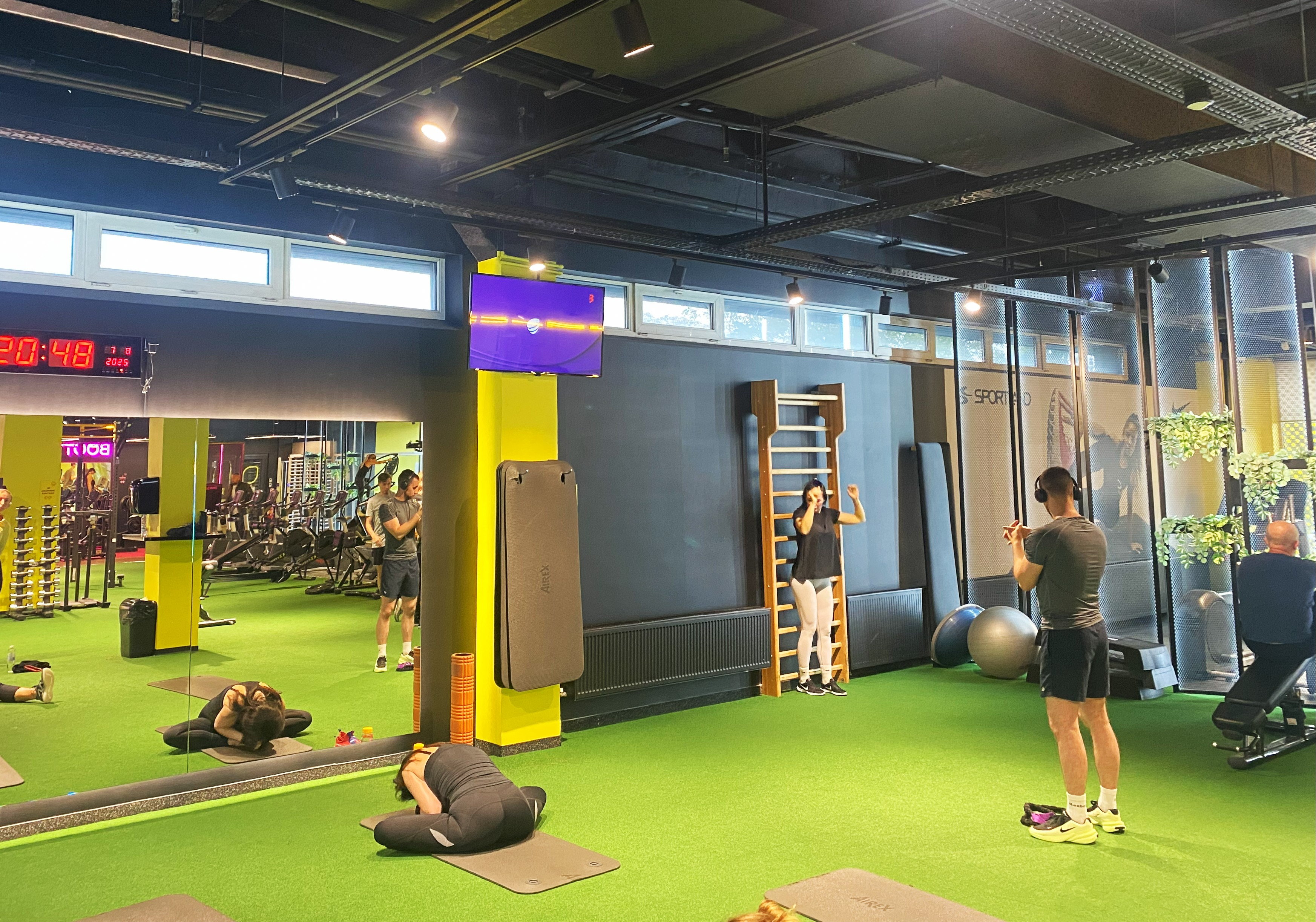 LV Lemon Gym Purvciems reklaminiai ekranai