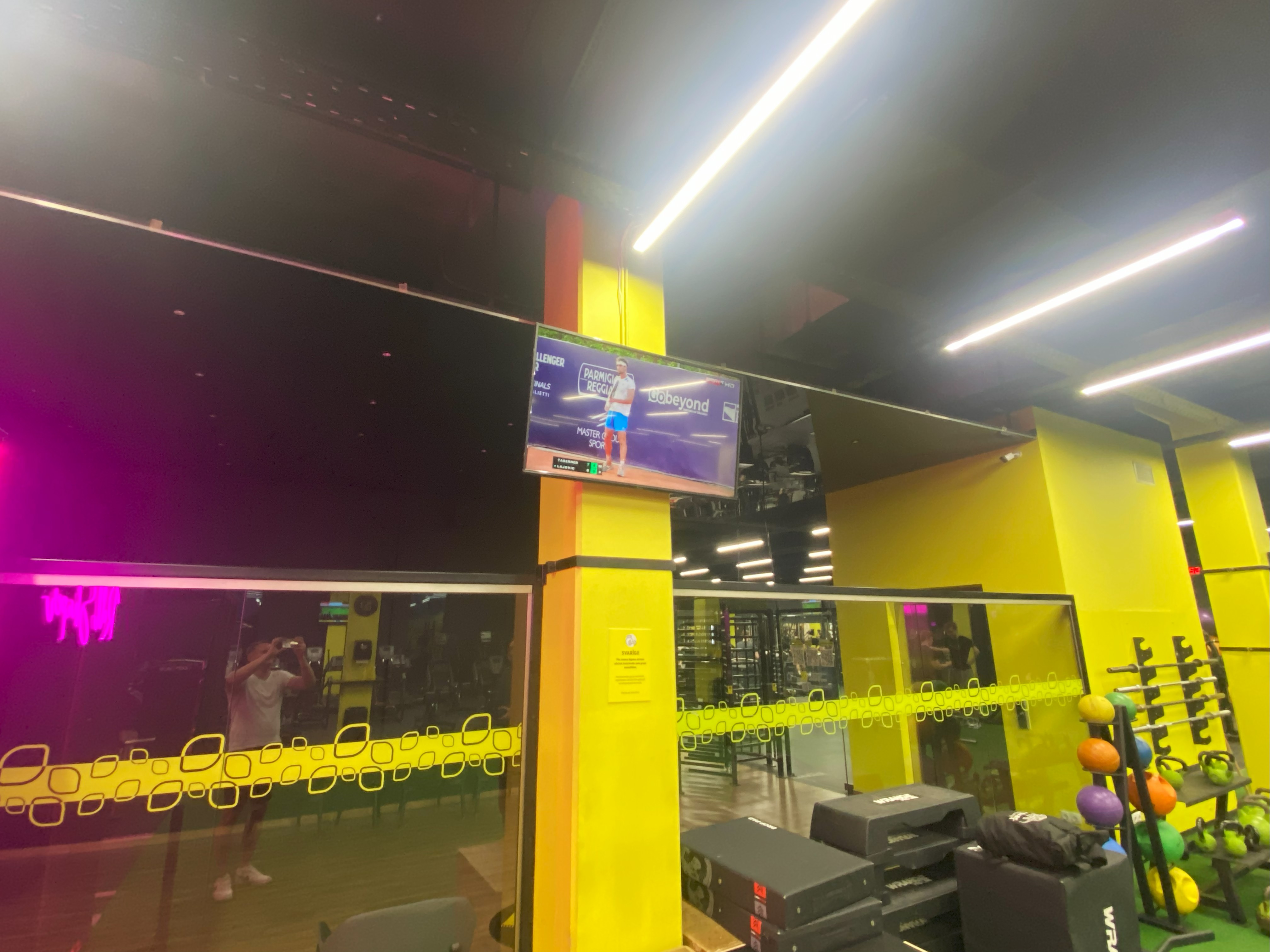LV Lemon Gym Akropole reklaminiai ekranai